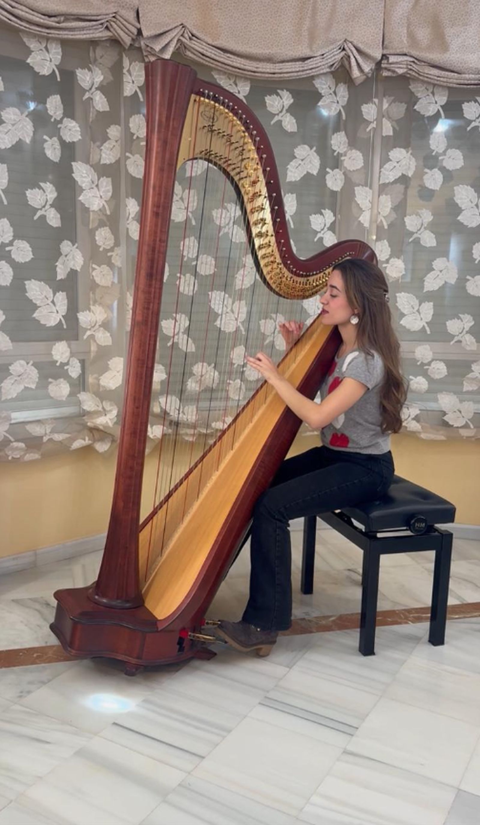 Cristina Saldaña tocando el arpa