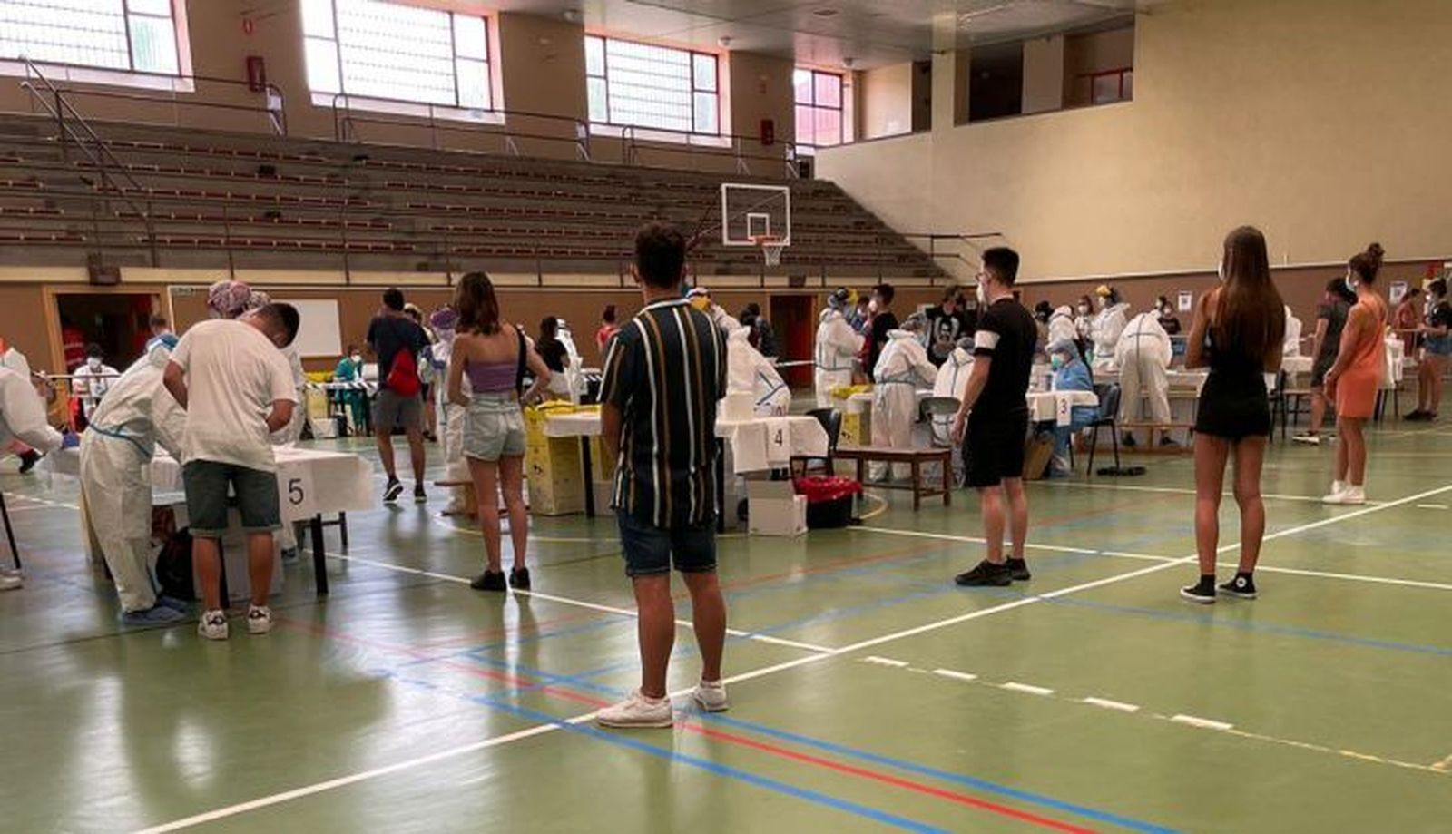 Jóvenes en el interior del polideportivo (2)