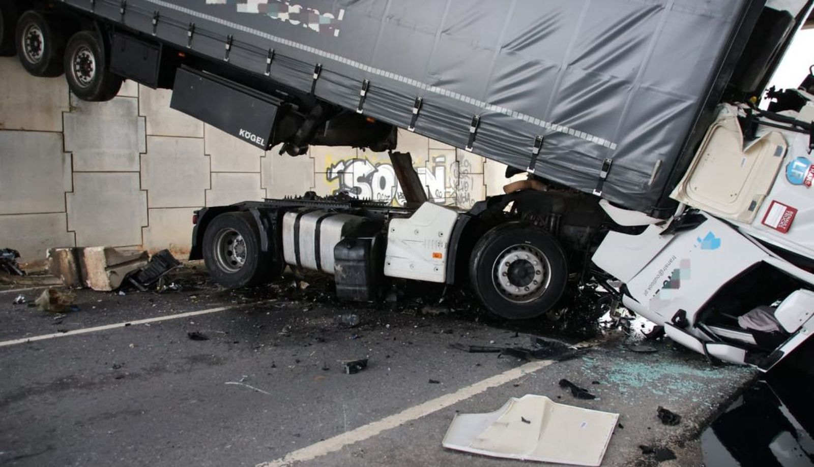 Un camión vuelca y se precipita desde uno de los puentes de la A-50