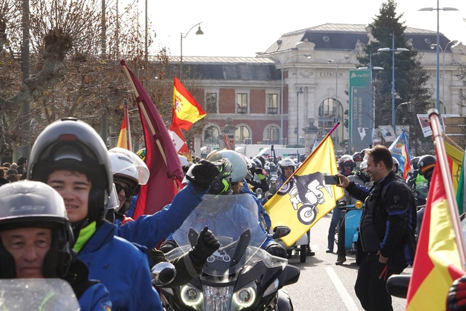 Miriam Chacón / ICAL . Desfile de banderas de la Concentración Motorista Invernal Pingüinos 2026