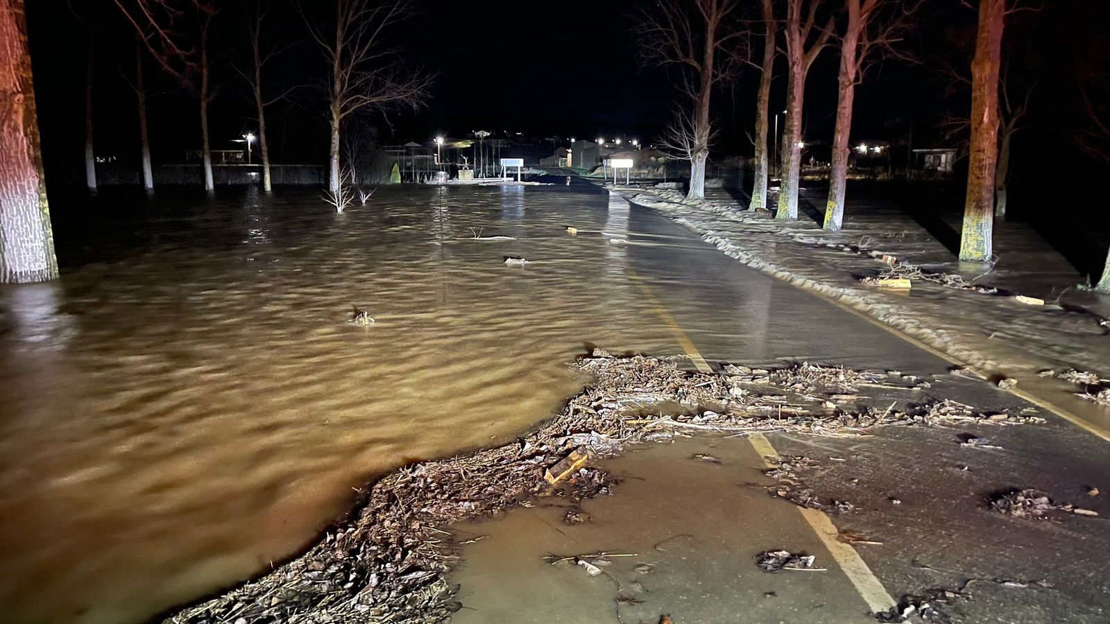 GALERÍA | El río Castrón se desborda y obliga a cortar dos carreteras en Zamora