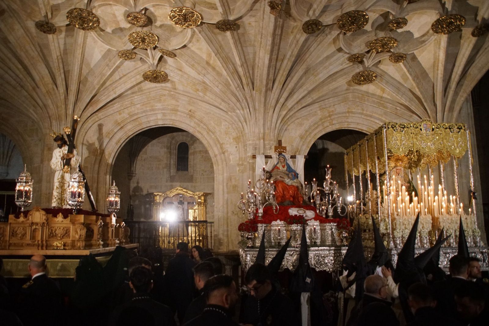 Salamanca bajo el palio de la Esperanza: las fotos que deja el Viernes Santo.