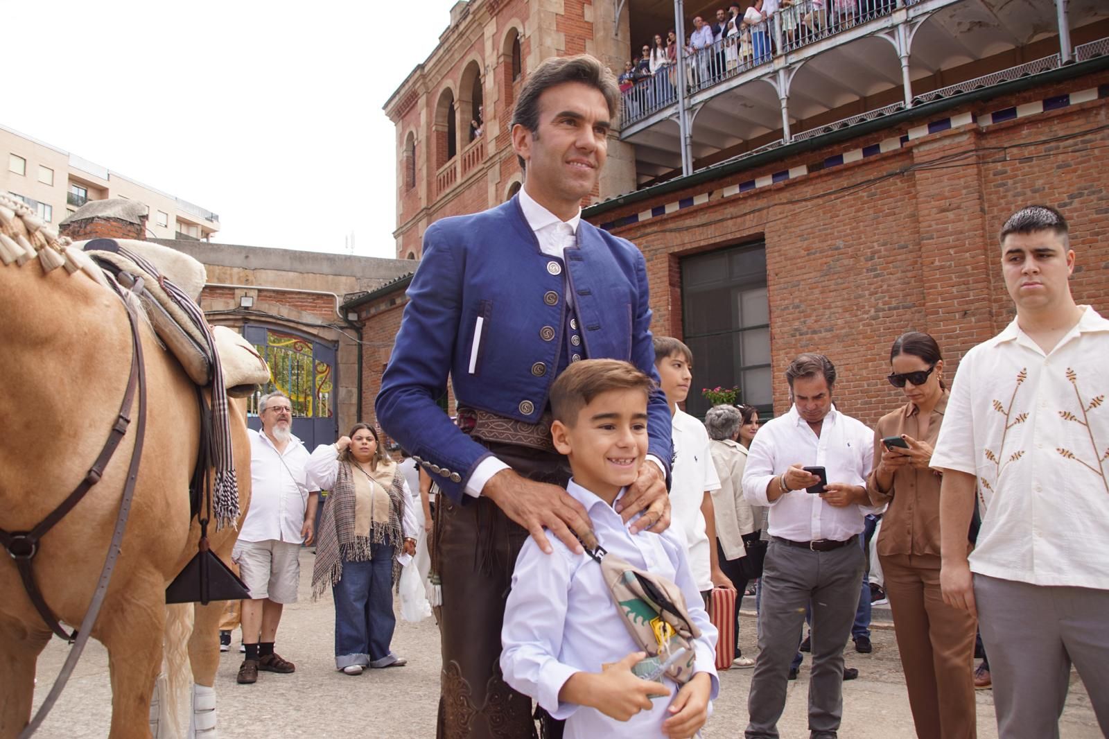 Expectación por ver los caballos de rejoneo en La Glorieta: imágenes del ambiente en los tendidos y en el patio de cuadrillas