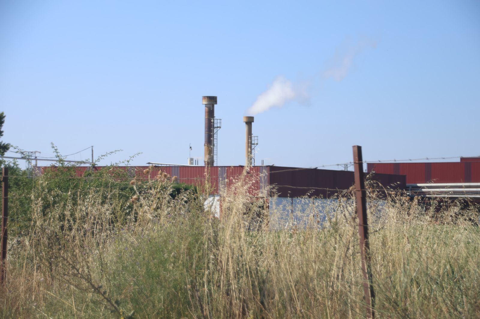 Fabrica Fernando Corral e Hijos junto al puente de Gudino, causante de los olores de Villamayor. Foto de archivo