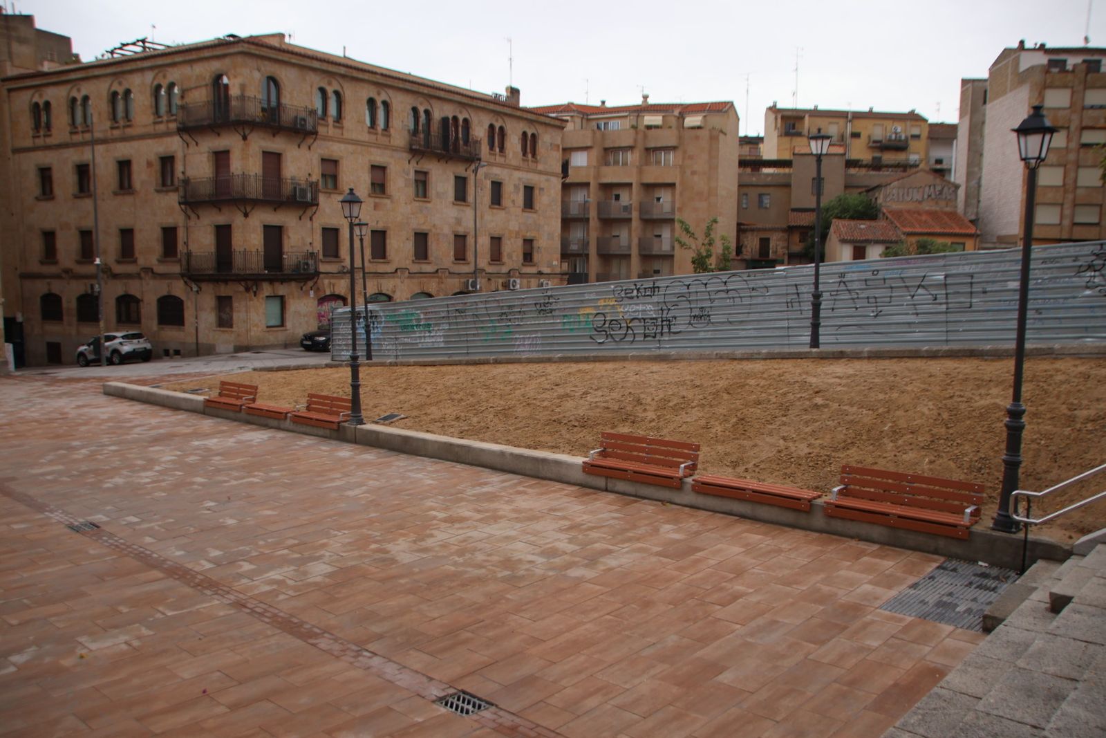  El concejal de Fomento, Fernando Carabias, visita la conclusión de las obras de renovación de la plaza de San Román
