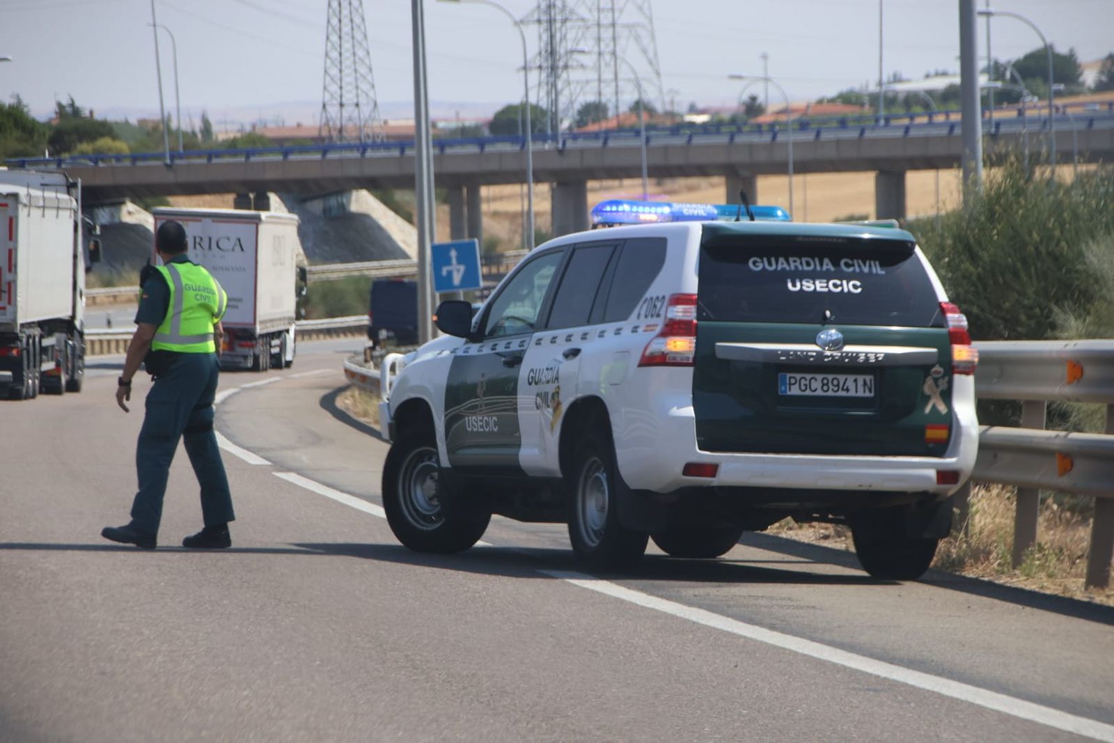 Accidente de tráfico entre un camión y un vehículo en la A-62 a la altura de Villares de la Reina