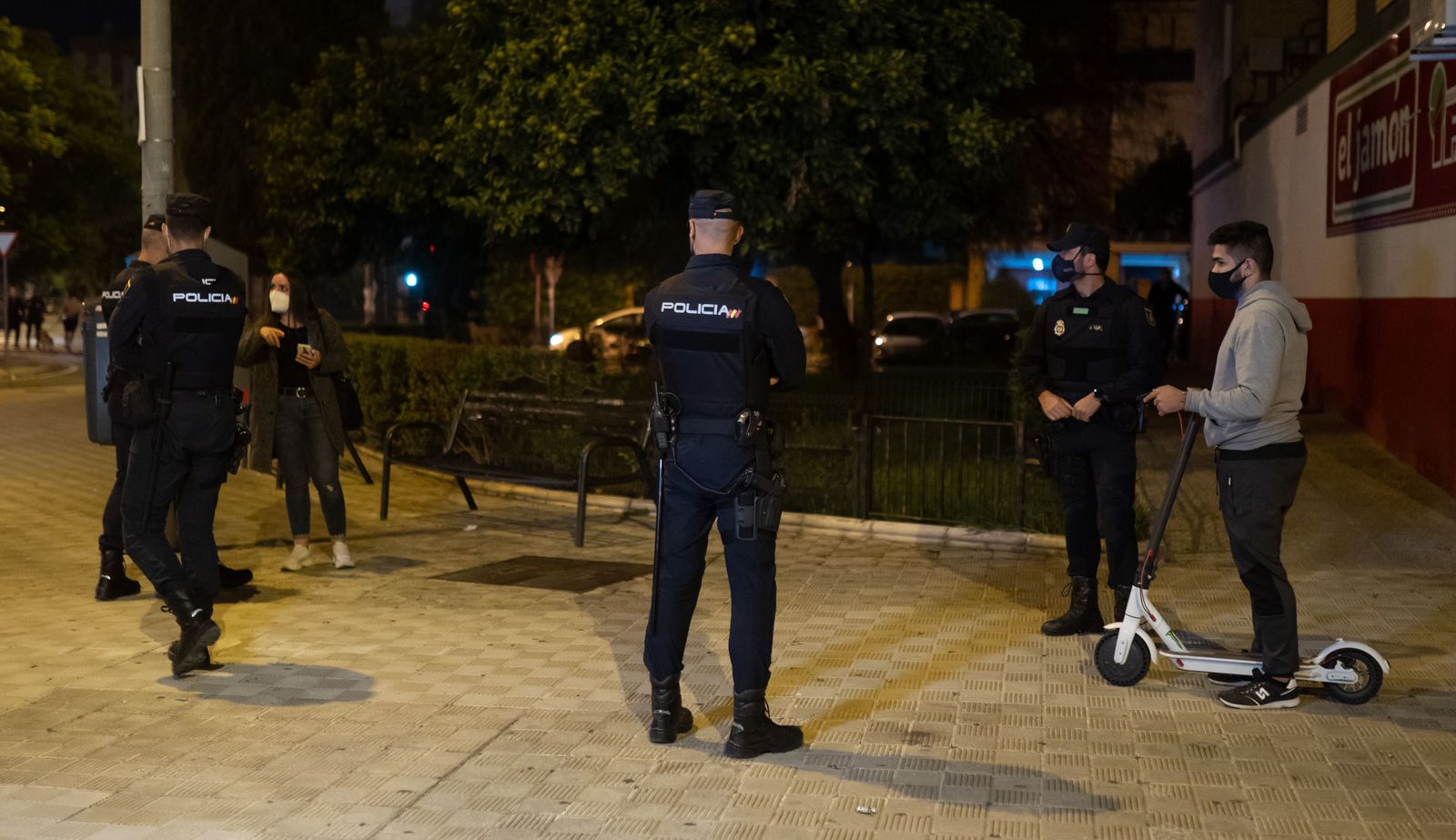 La Policía Nacional para a un ciudadano en pleno confinamiento