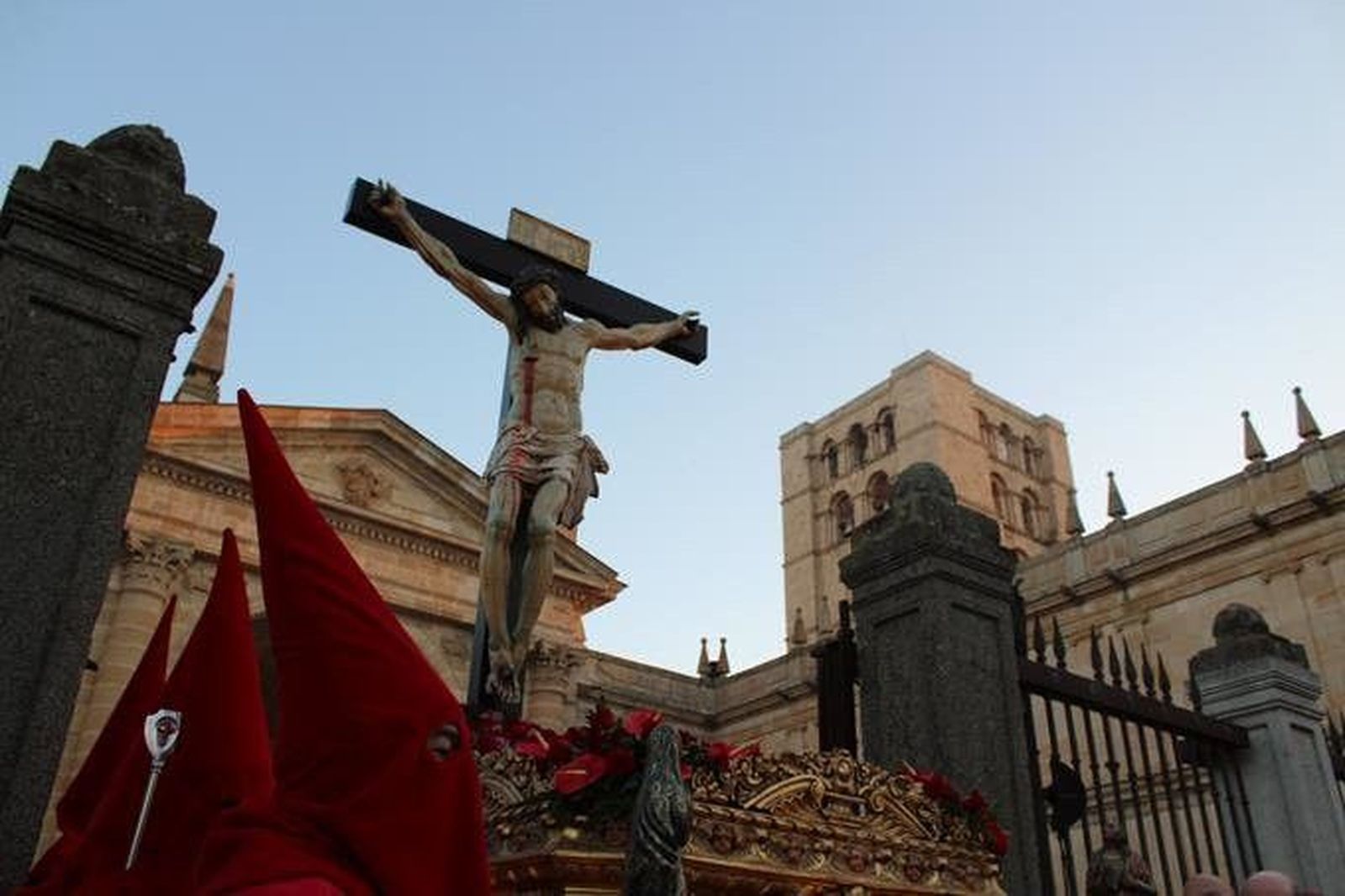 El terciopelo rojo sume a la ciudad bajo el silencio Foto: María Lorenzo