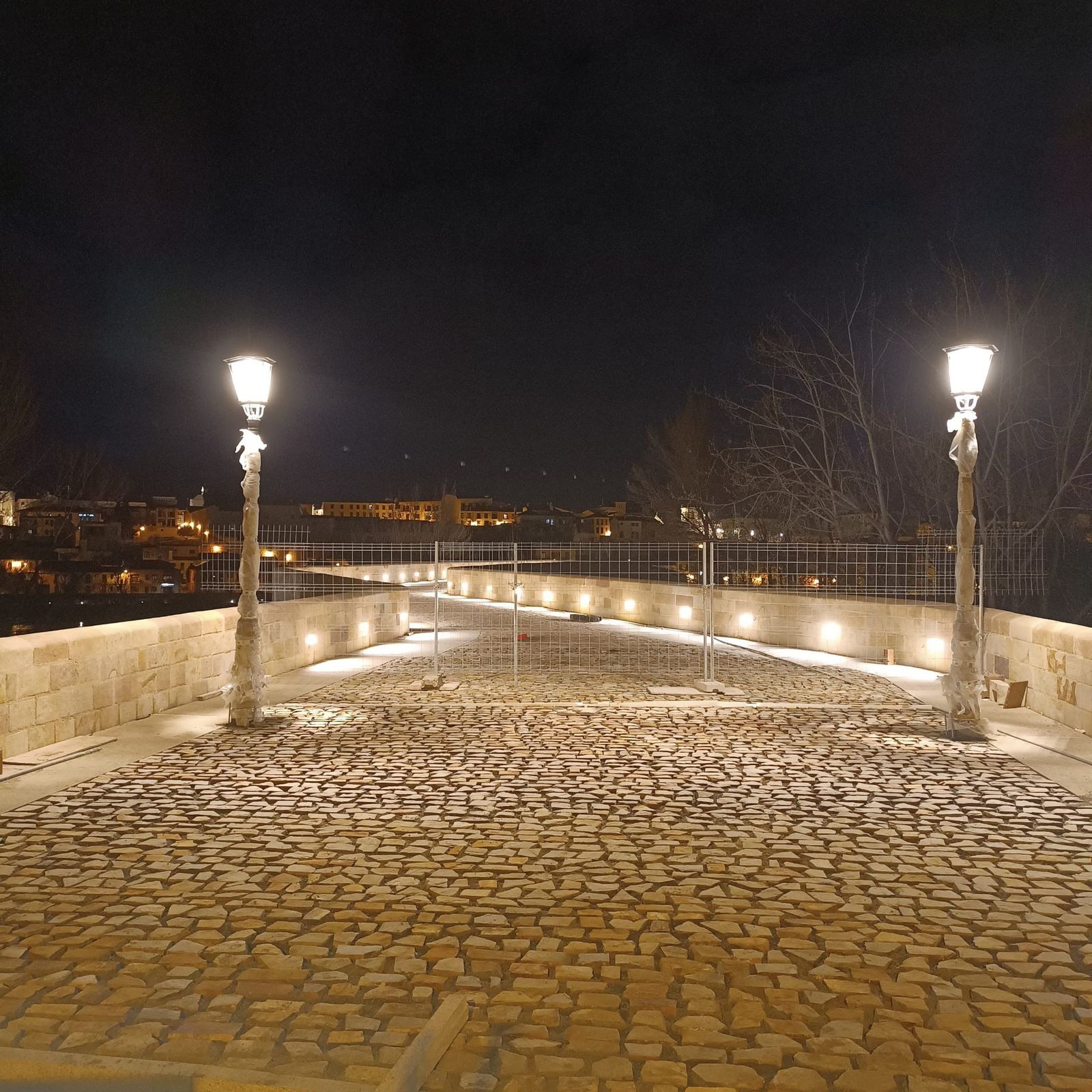 Puente de Piedra iluminado