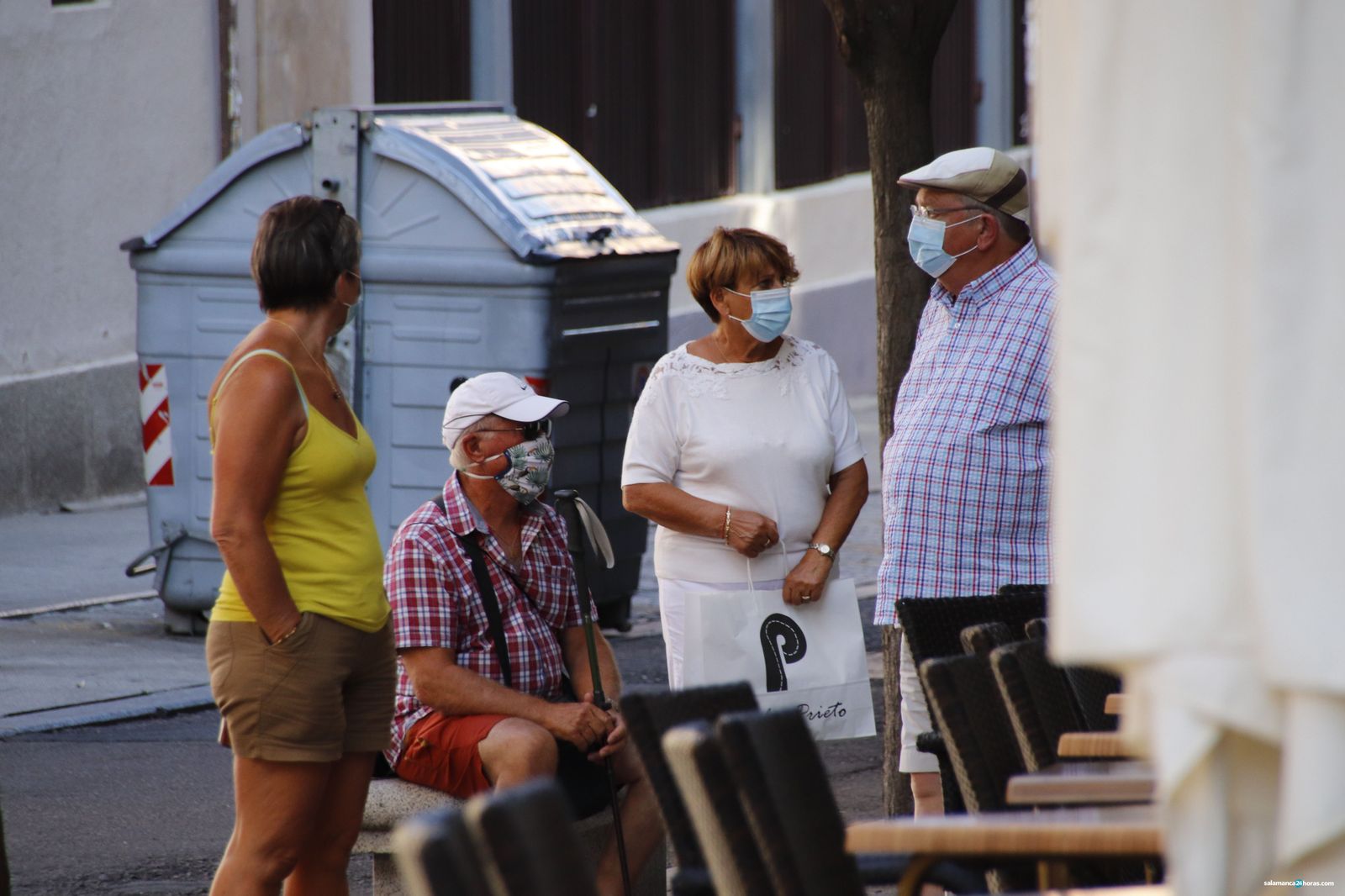Gente con mascarilla