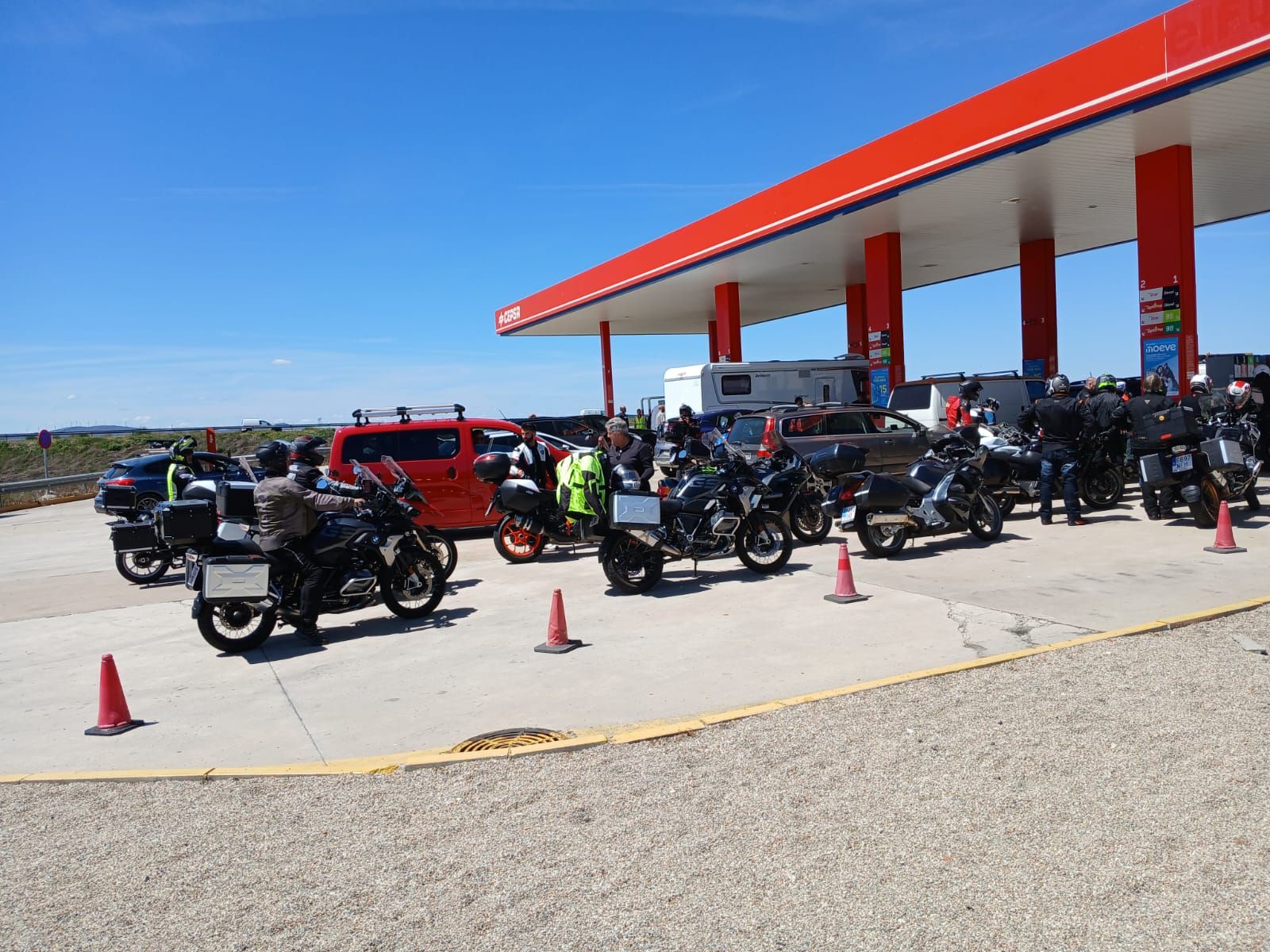 Largas colas y aglomeraciones en las gasolineras de Salamanca para poder repostar