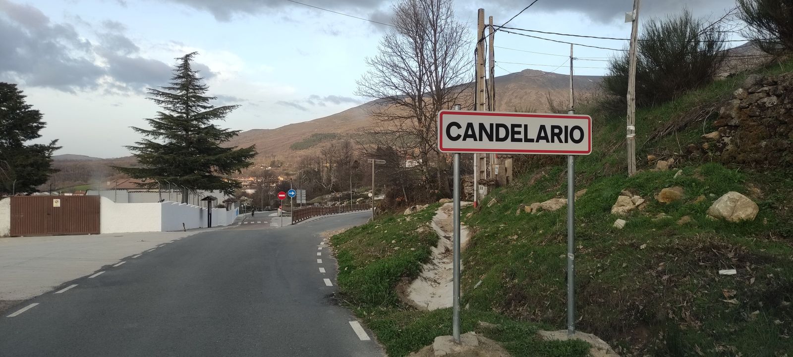 Entrada a Candelario por la carretera de La Garganta, junto a las piscinas Entrada a Candelario por la carretera de La Garganta, junto a las piscinas