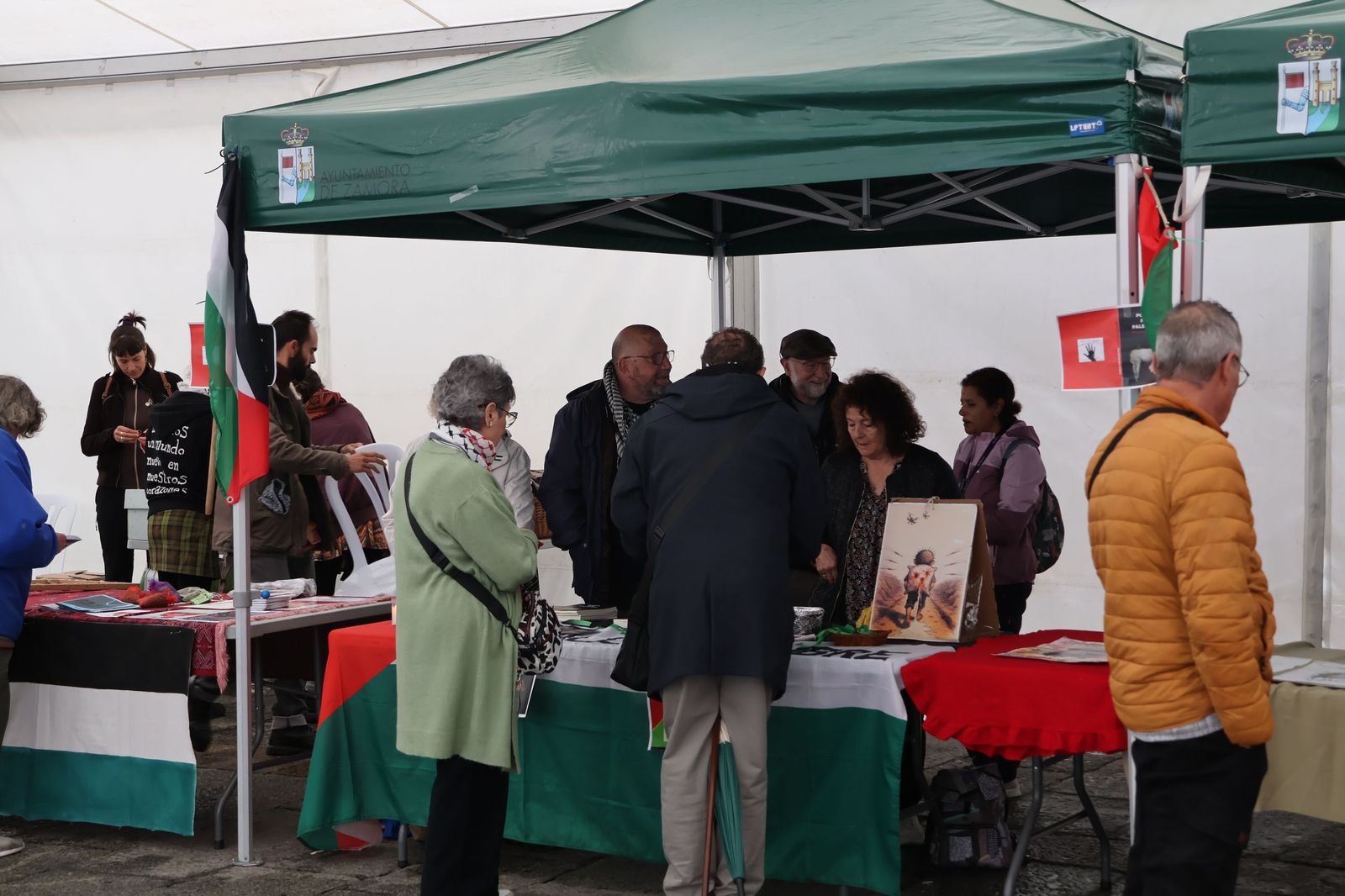GALERÍA | Inauguración del mercadillo solidario en la Plaza Mayor de Zamora en apoyo al pueblo palestino