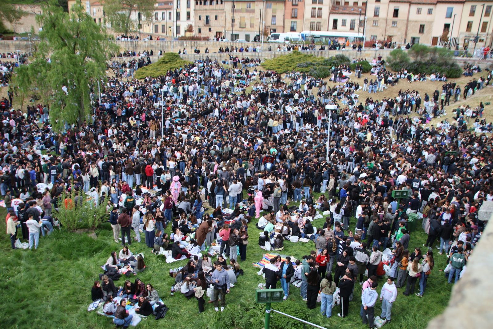 Un multitudinario Lunes de Aguas en Salamanca llena la ribera del Tormes