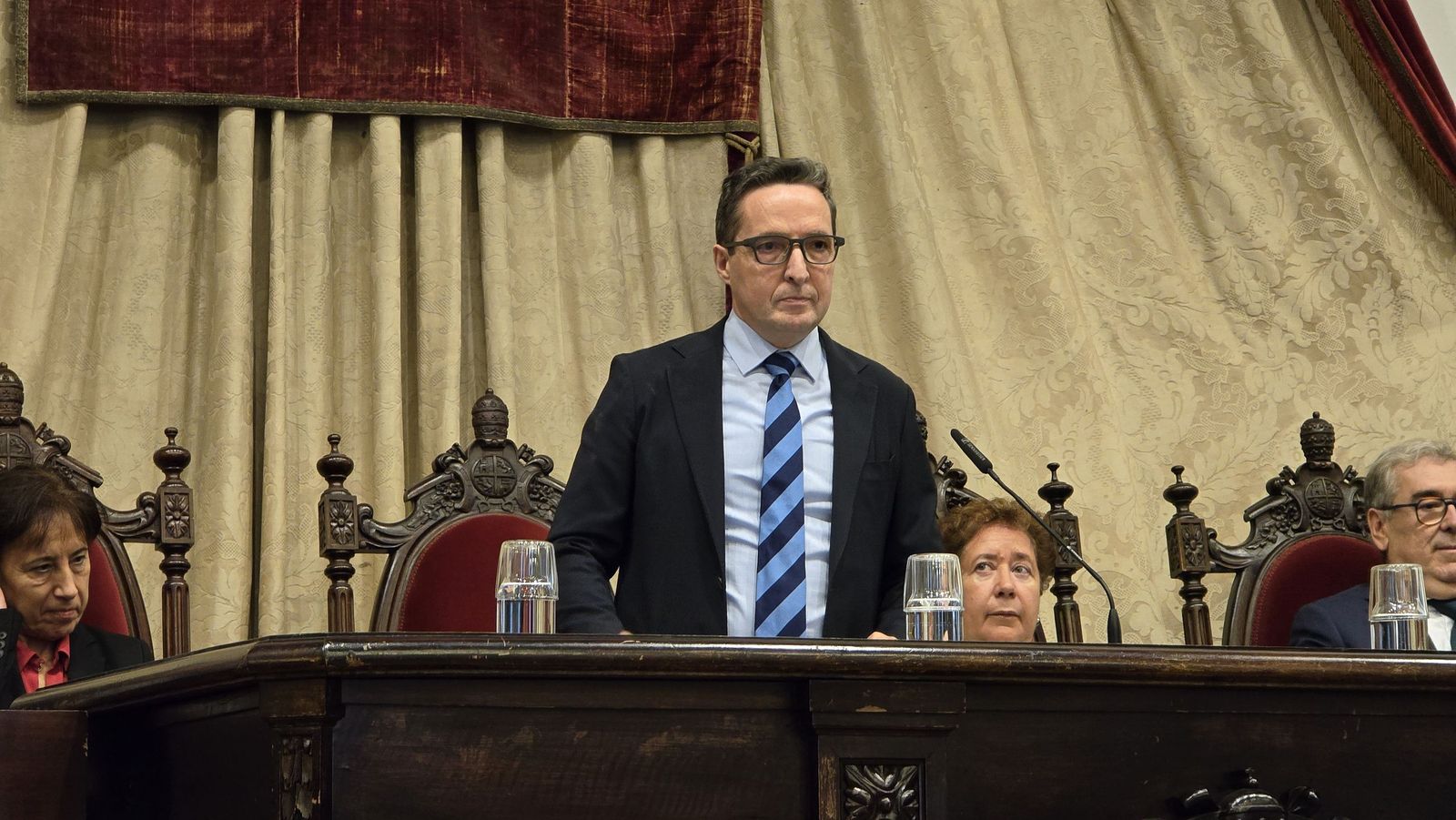 El rector de la Universidad de Salamanca preside el acto de toma de posesión de nuevos cargos académicos y del personal docente e investigador