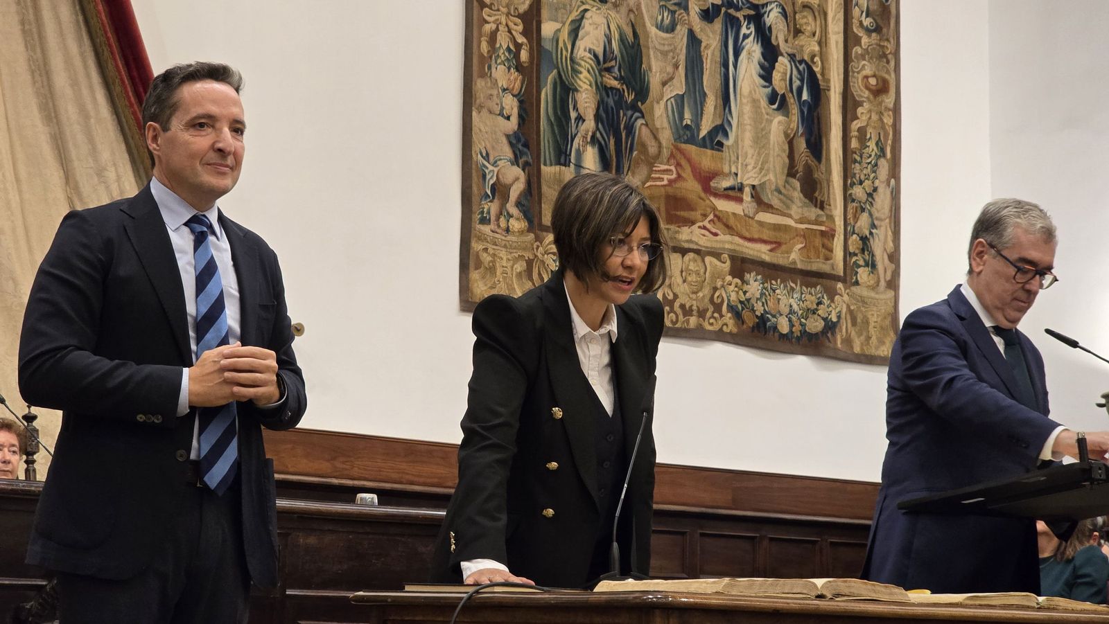 El rector de la Universidad de Salamanca preside el acto de toma de posesión de nuevos cargos académicos y del personal docente e investigador