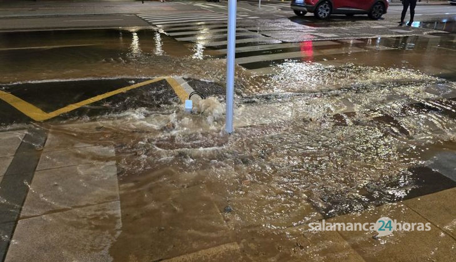 Un reventón de agua a la altura de Vialia inunda gran parte del paseo de la Estación. Fotos Andrea M. Un reventón de agua a la altura de Vialia inunda gran parte del paseo de la Estación. Fotos Andrea M.