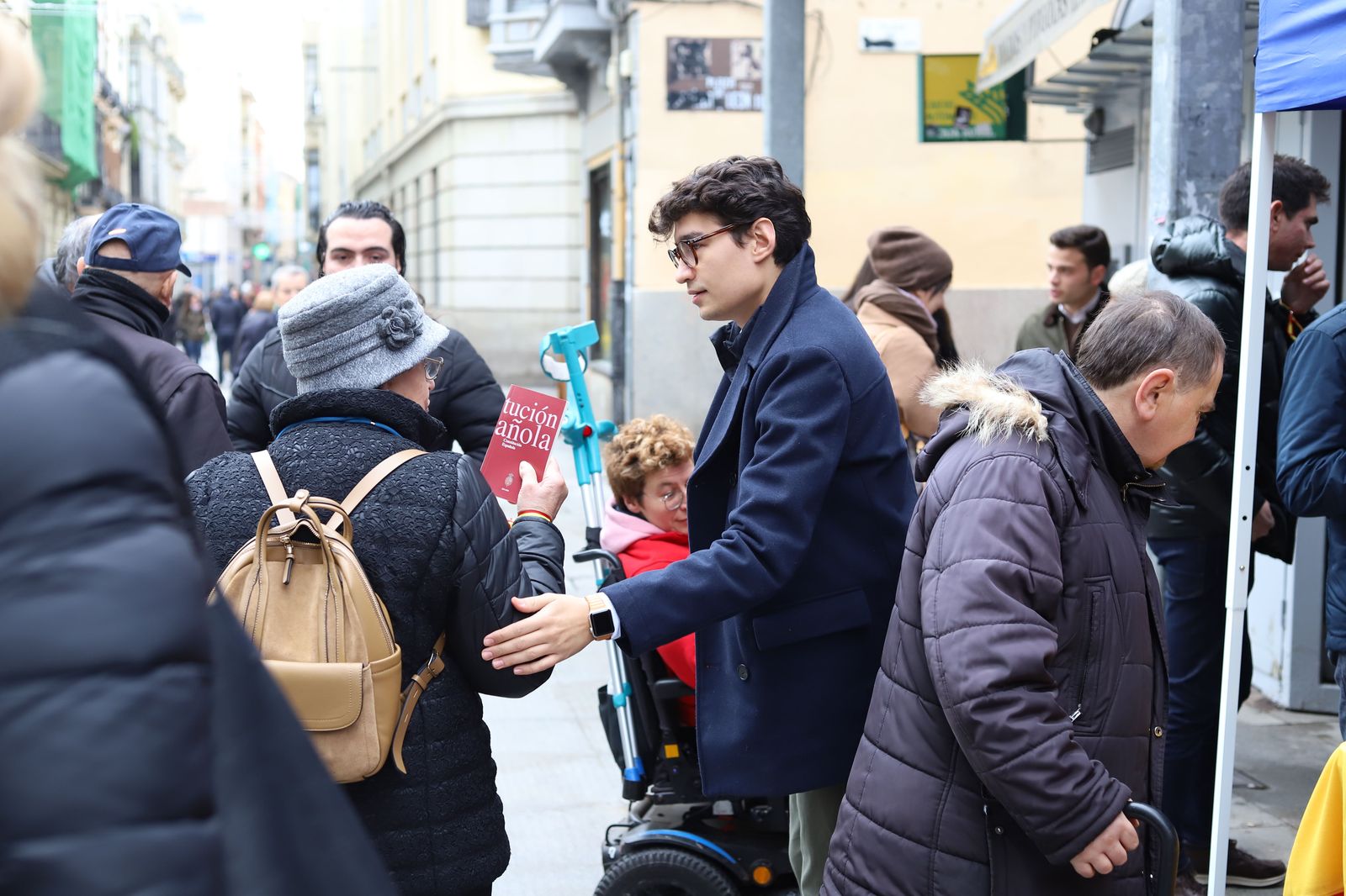 nn-gg-reparte-ejemplares-de-la-constitucion-y-pulseras-de-la-bandera-de-espana-en-zamora-9