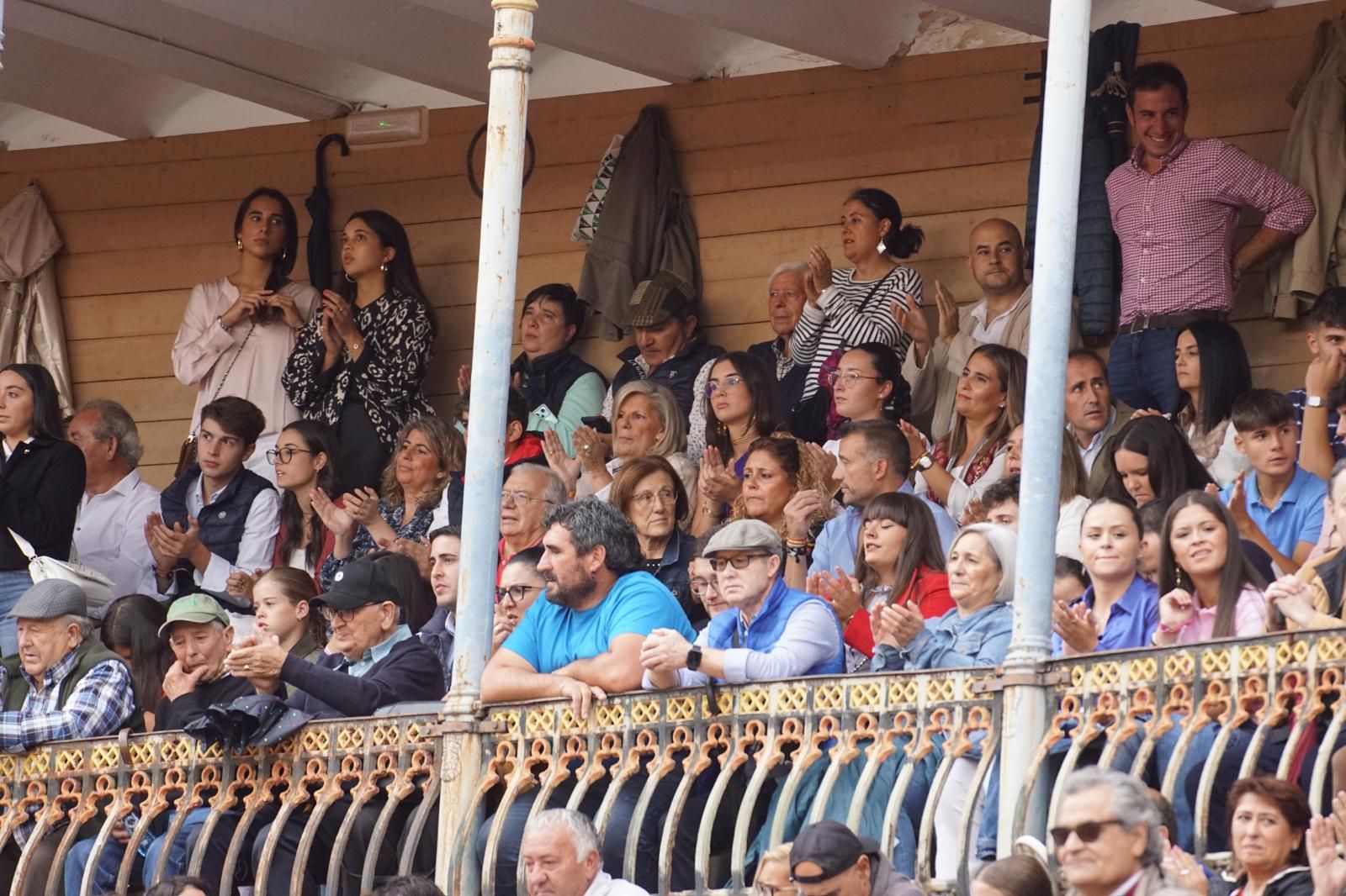 resumen-fotografico-del-ambiente-en-los-tendidos-de-la-glorieta-durante-la-corrida-de-garcigrande-20-de-septiembre-de-2024-foto-juanes-83
