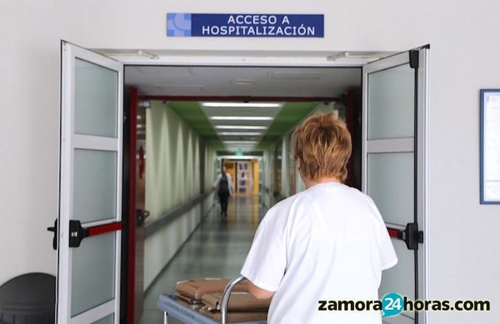 Una profesional sanitaria accede a la zona de hospitalización Una profesional sanitaria accede a la zona de hospitalización