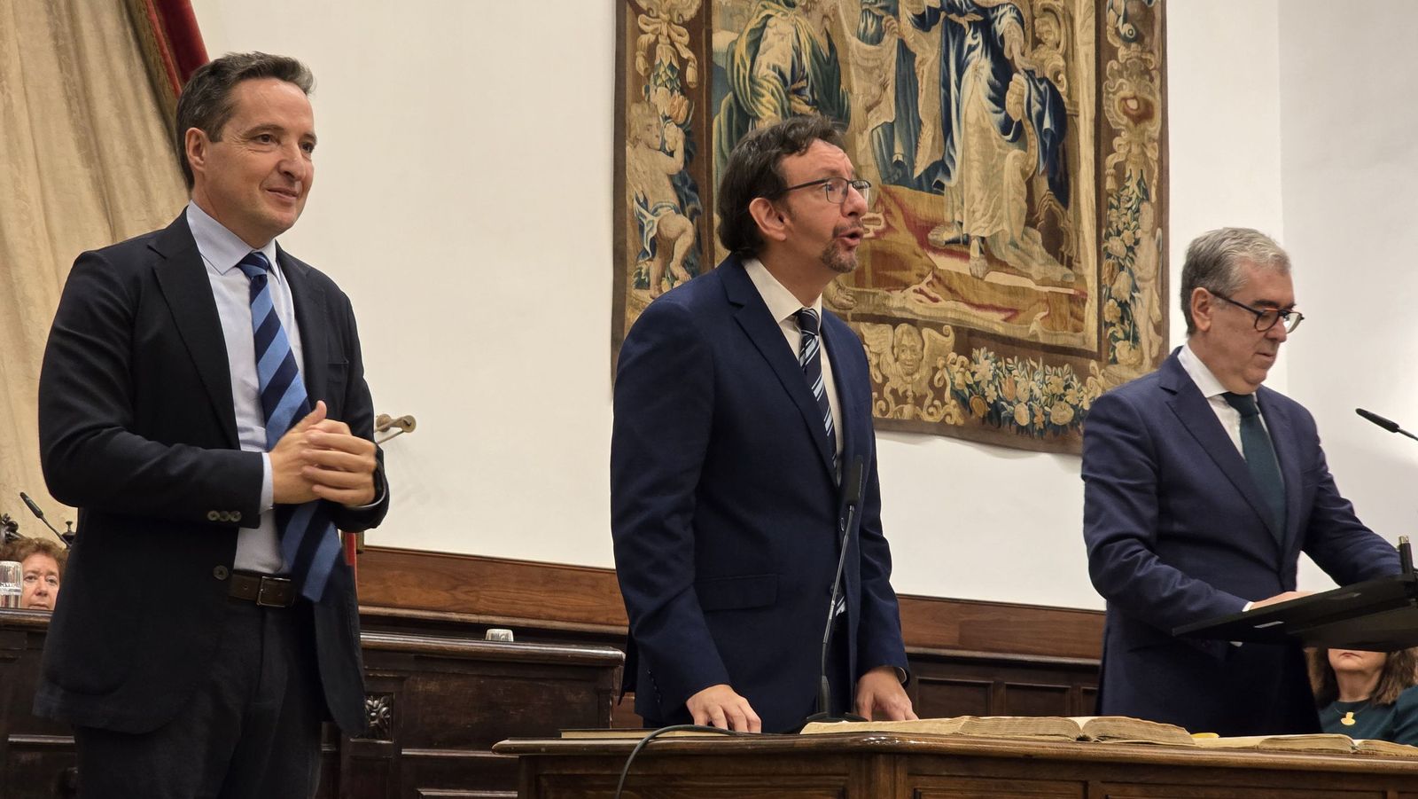 El rector de la Universidad de Salamanca preside el acto de toma de posesión de nuevos cargos académicos y del personal docente e investigador