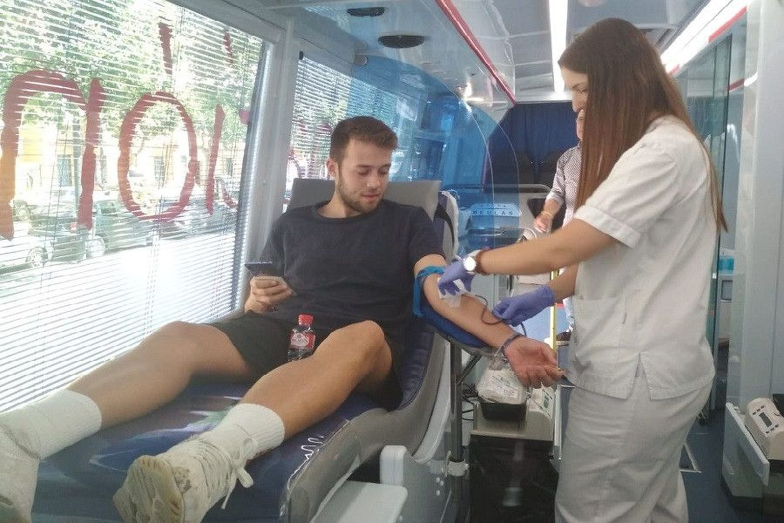 Un joven donando sangre