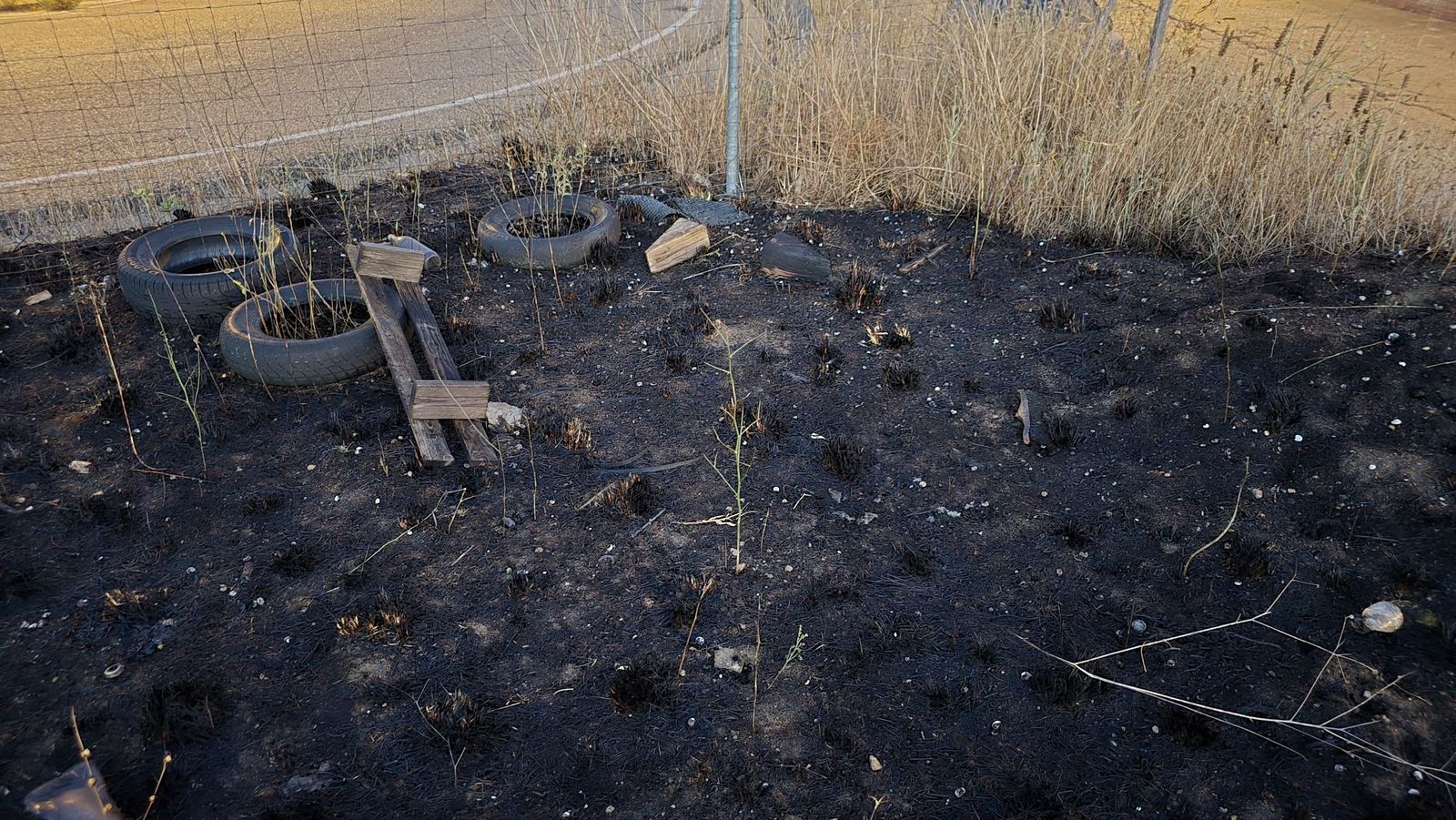 Incendio de pasto en los entornos de una nave con maquinaria en el polígono de Villares de la Reina