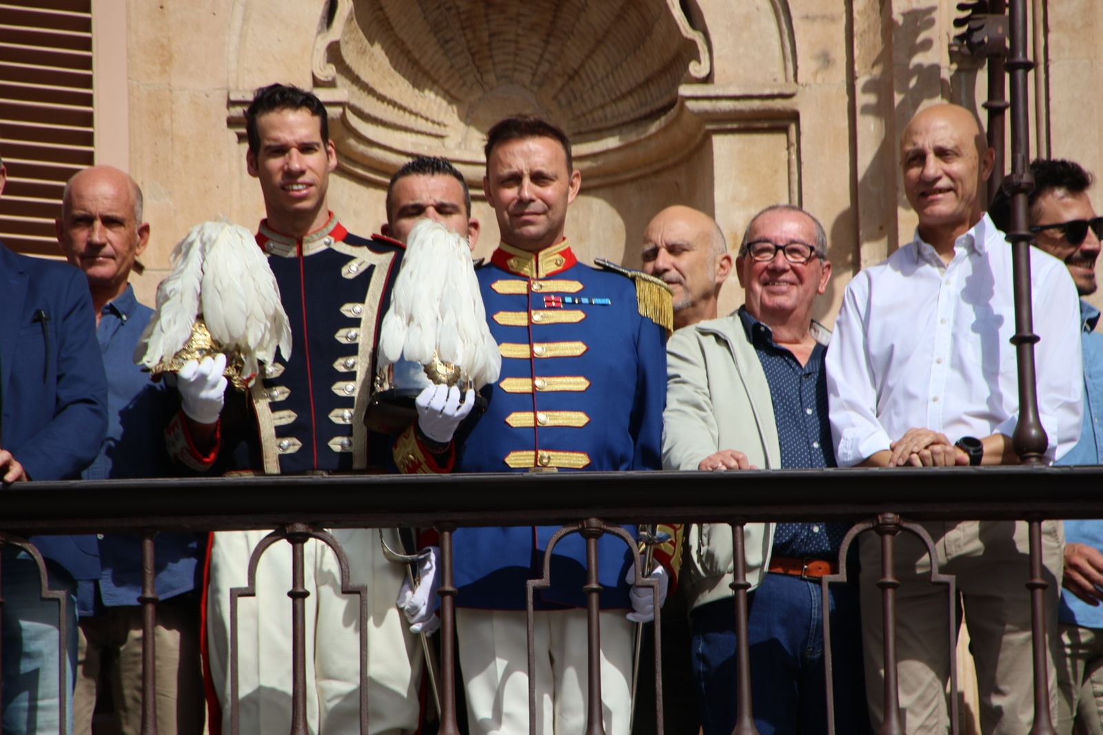 El alcalde de Salamanca, Carlos García Carbayo, recibe miembros y antiguos  miembros de la Escolta de Gran Gala de la Policía Local