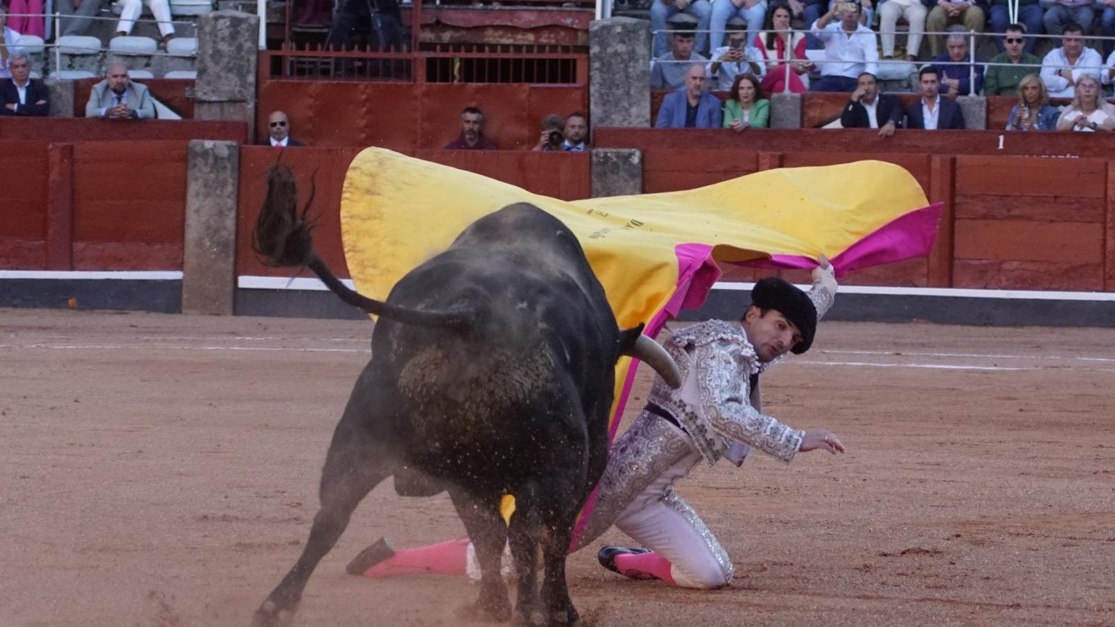 Secuencia del percance de Damián Castaño en la portagayola con el cuarto Vellosino