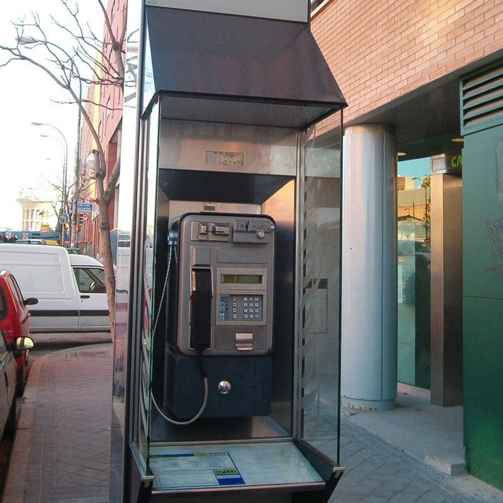 Una cabina telefónica.