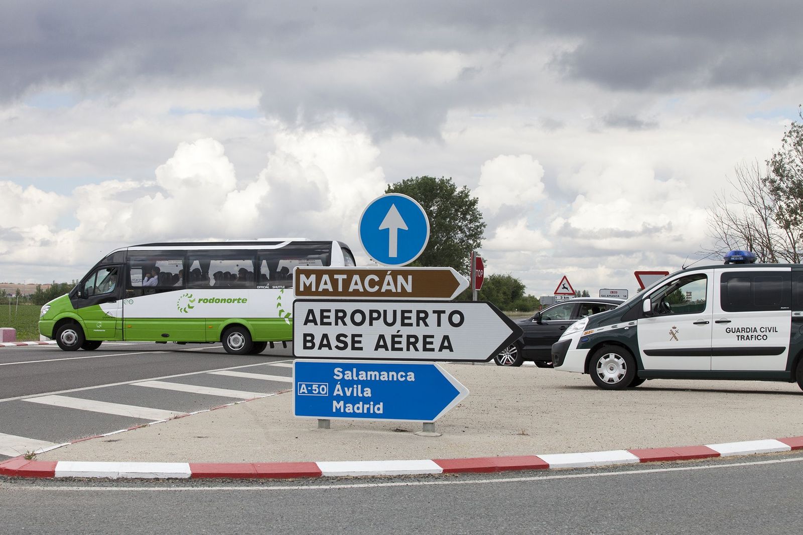 Desvío hacia el aeropuerto de Matacán con un autobús de fondo | FOTO: ICAL