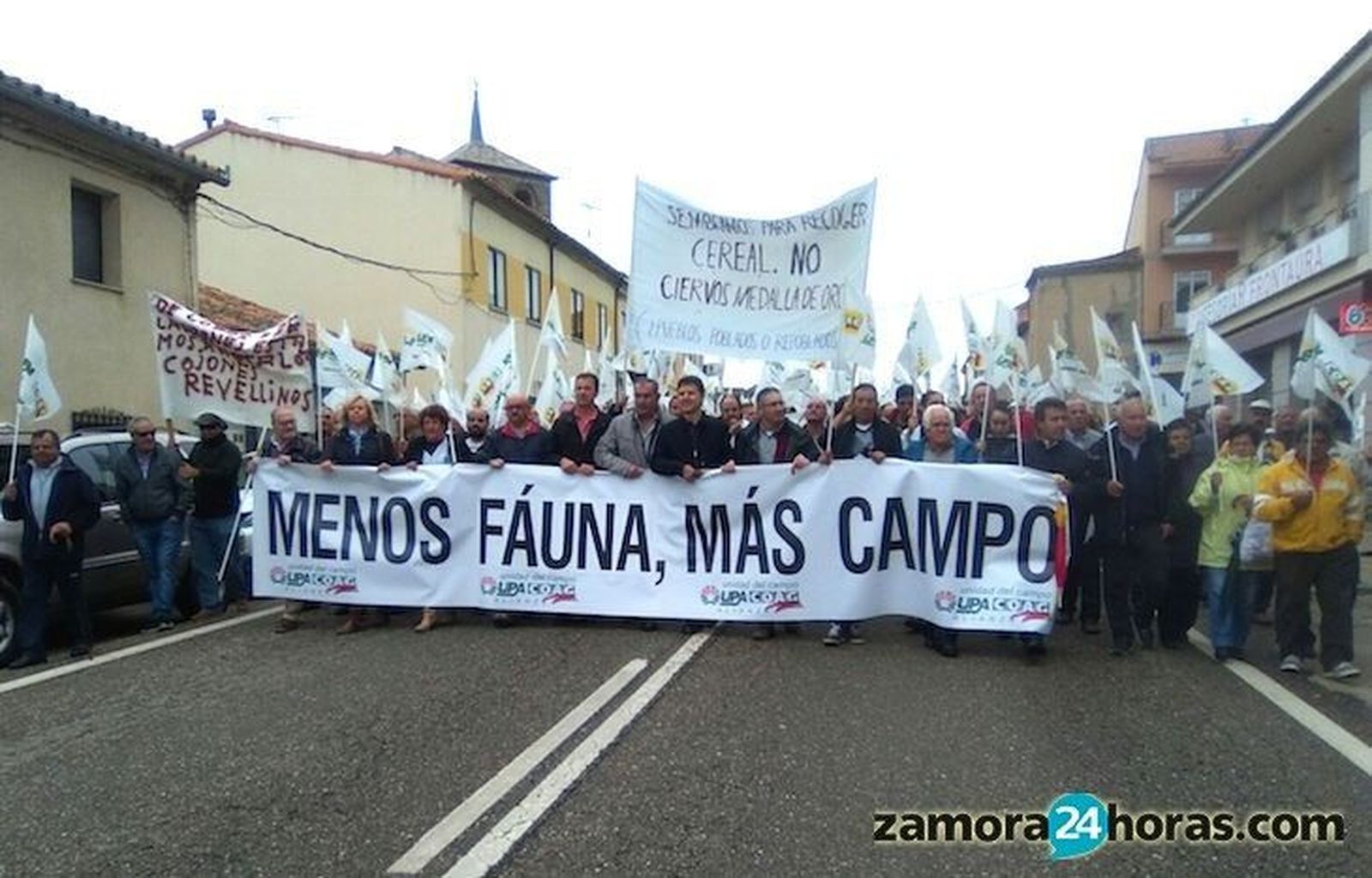 ‘Menos fauna, más campo’, grito de protesta de cientos de manifestantes en la N-631