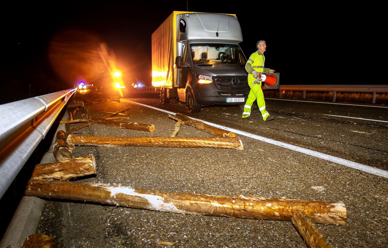 Accidente múltiple en a A 62 tras el vuelco de un camión de madera. Foto Vicente | ICAL (1)