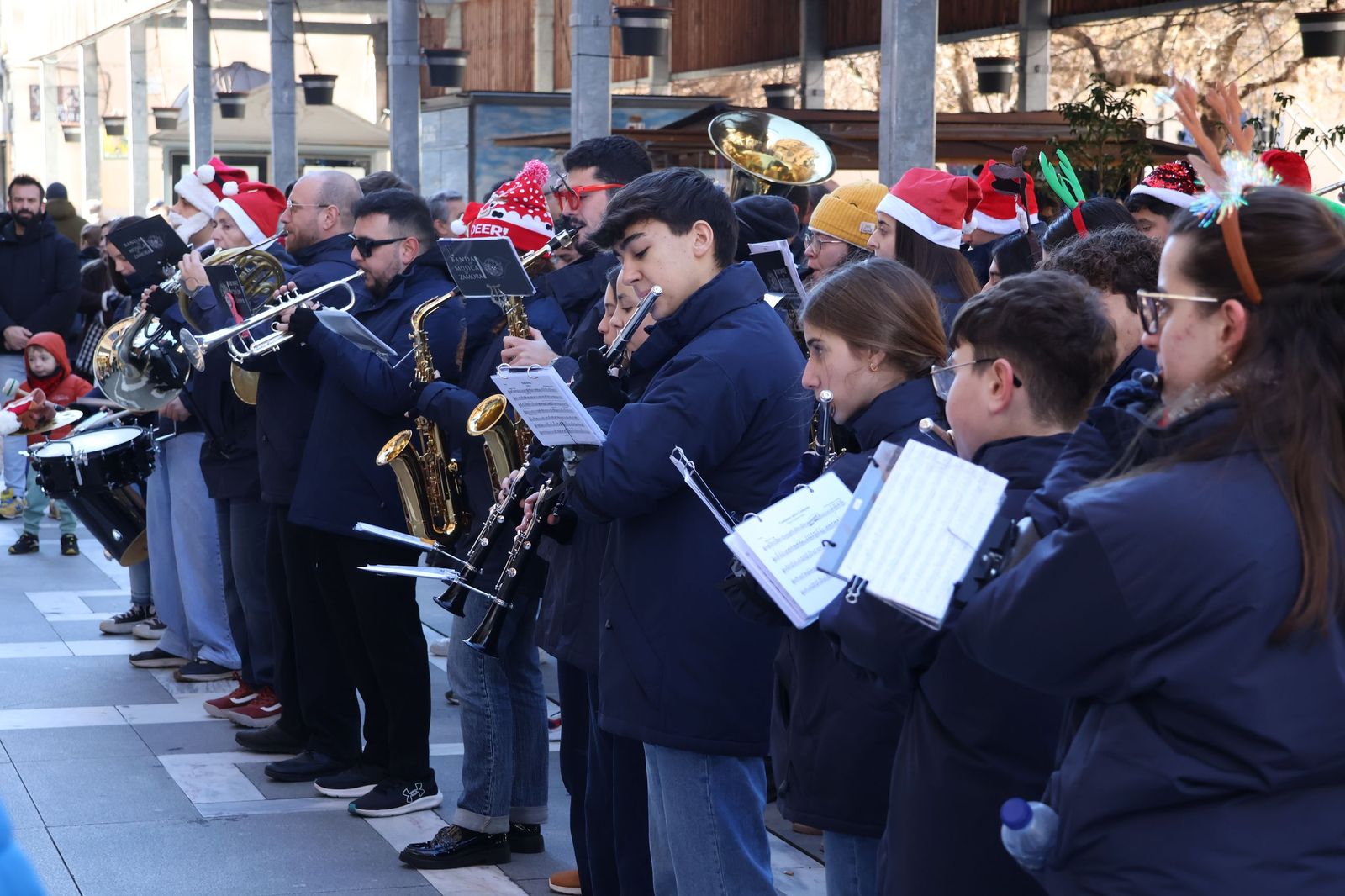 GALERÍA | Zamora vive un pasacalles repleto de espíritu navideño