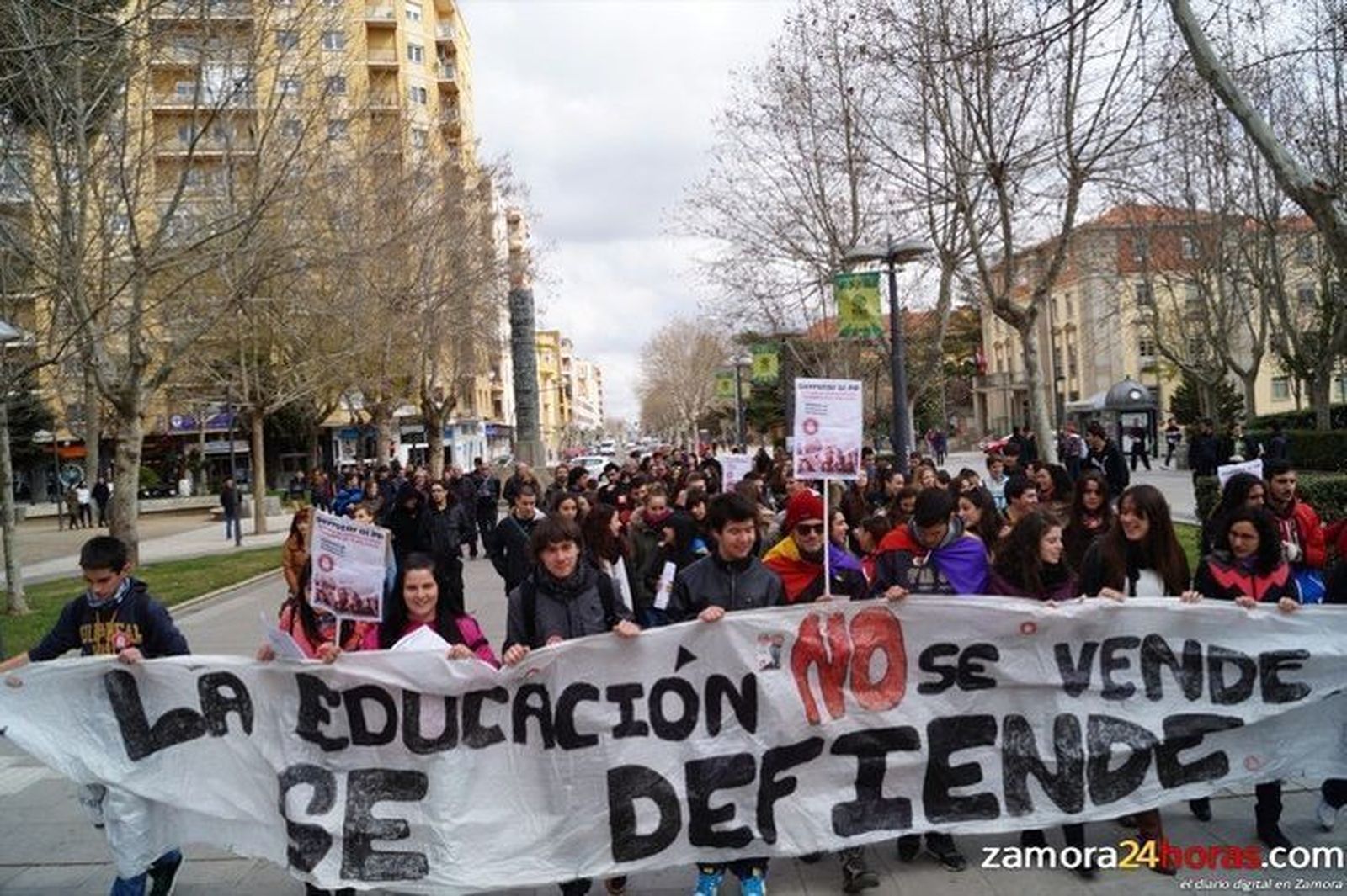 Más de 200 estudiantes participan en una nueva manifestación contra la LOMCE