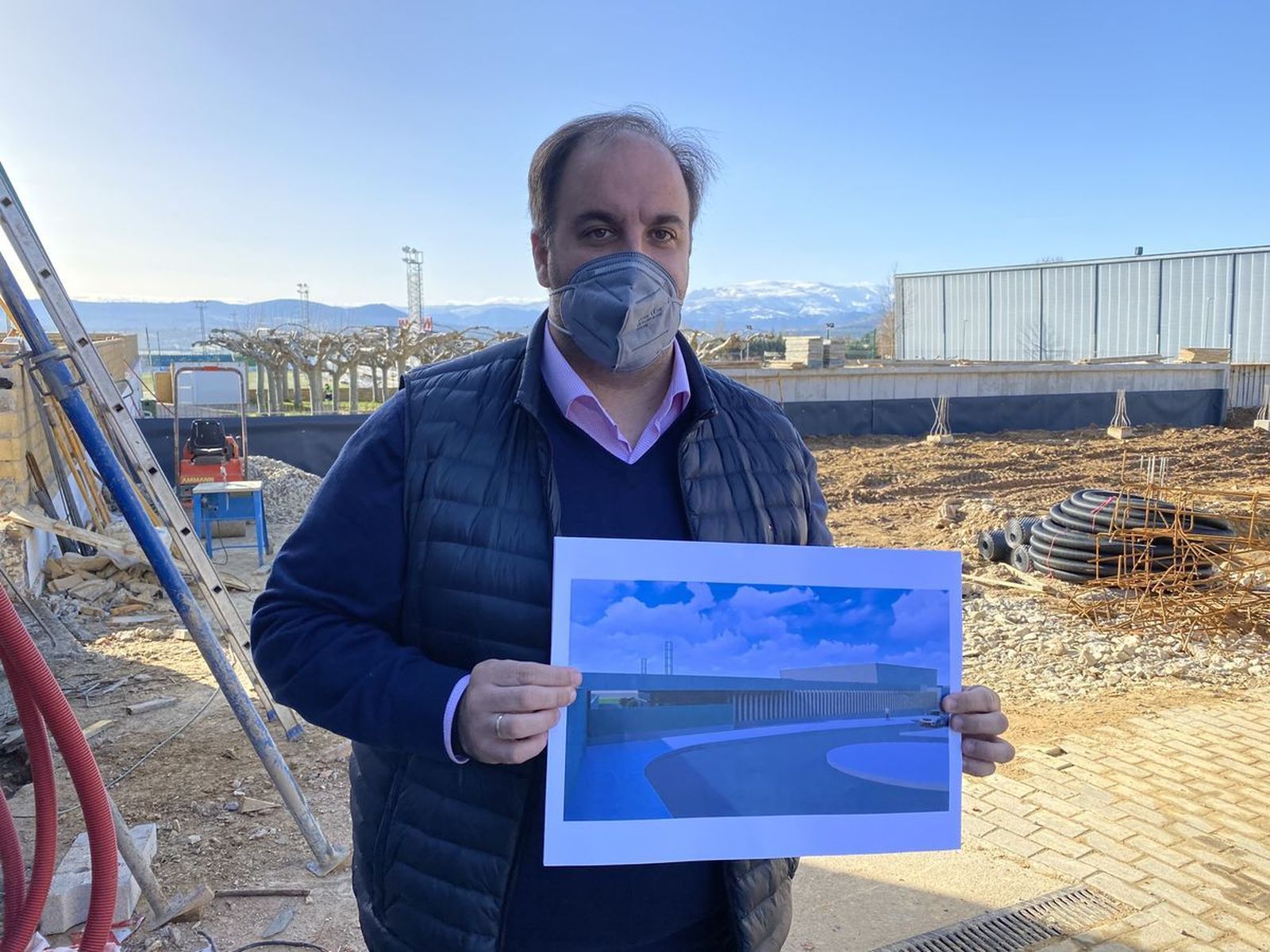 Roberto Martín muestra el proyecto para la piscina municipal