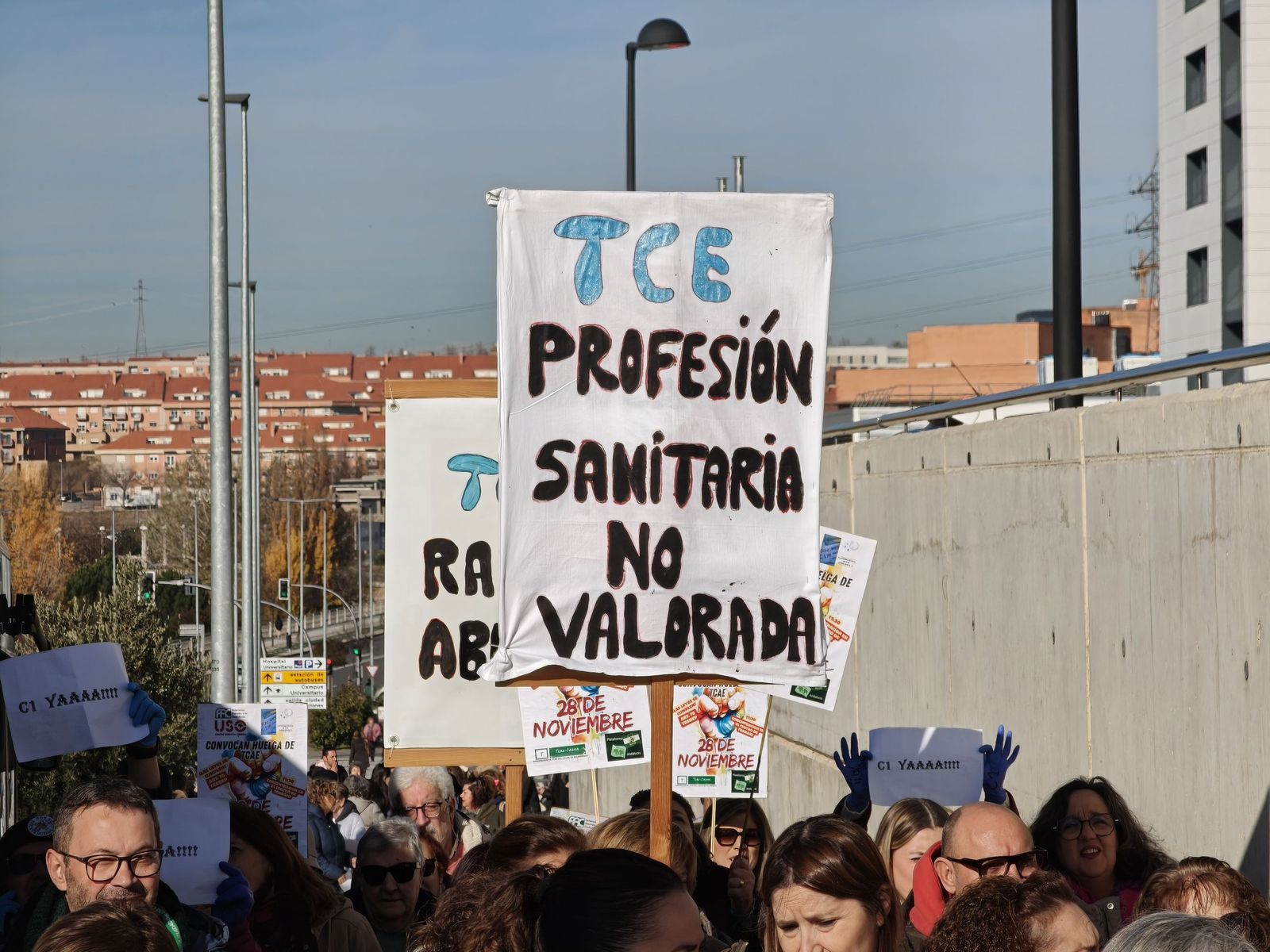 Las TCAEs de Salamanca se concentran a las puertas del hospital de Salamanca