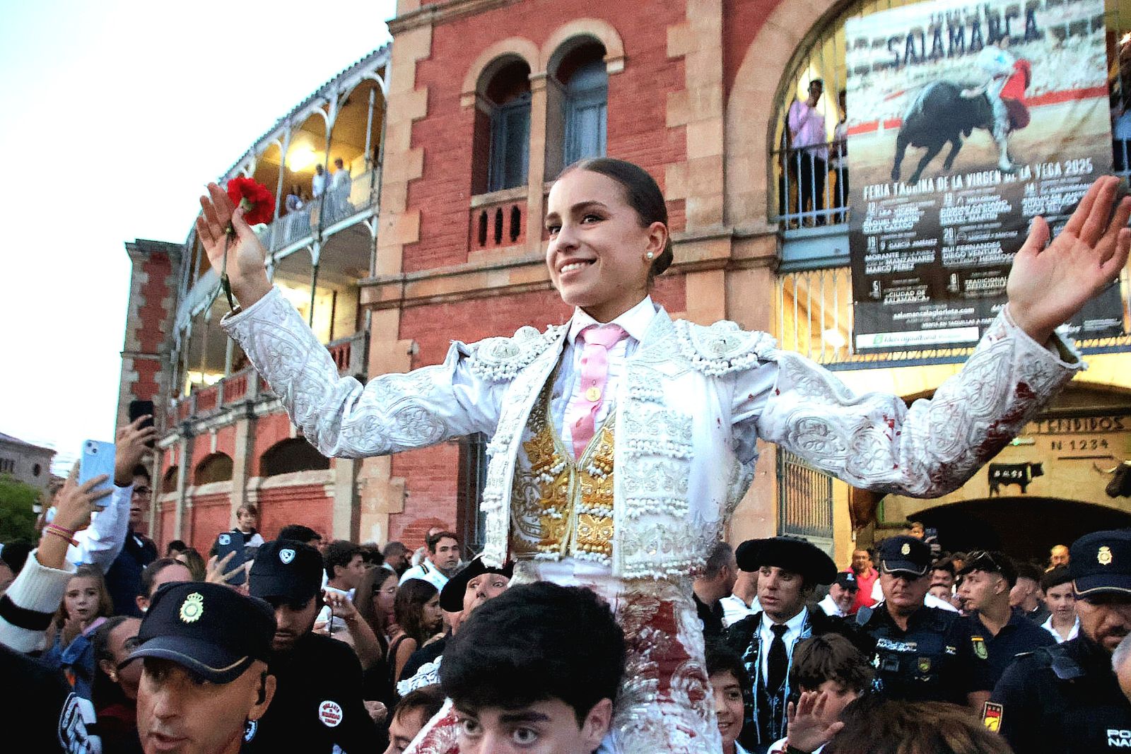 La Glorieta revive el aroma de la feria taurina con el primer festejo: Lea Vicens, Raquel Martín y Olga Casado