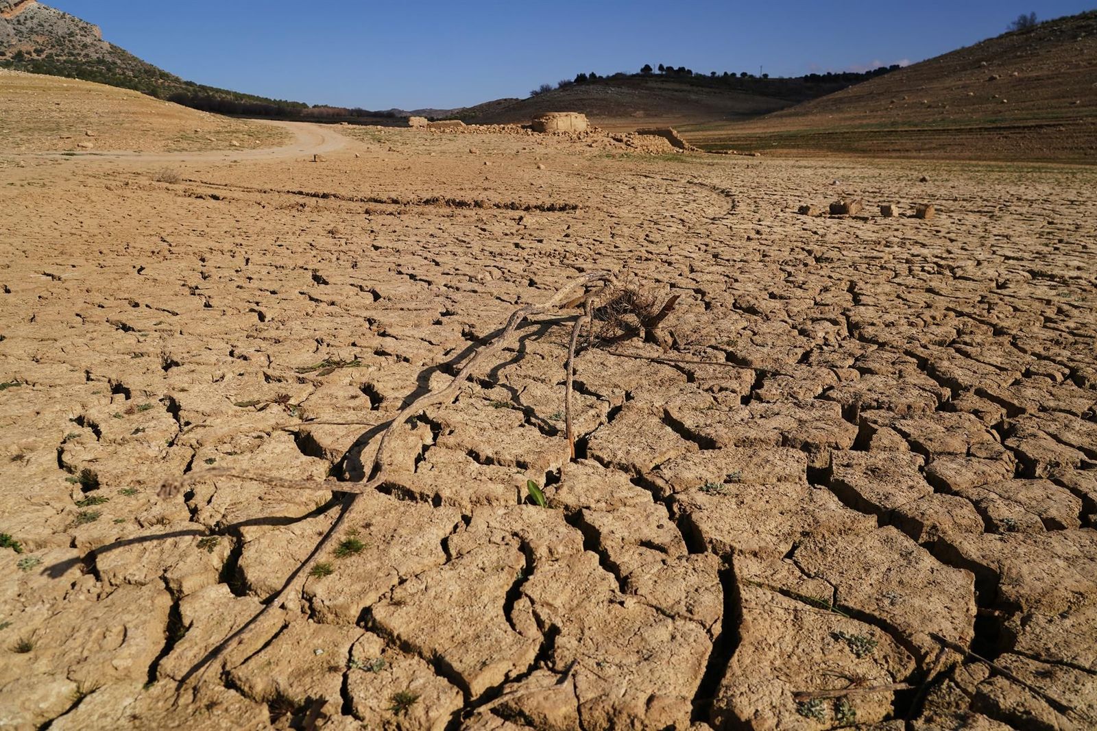 Los restos del antiguo pueblo de Peñarubia han quedado al descubierto por la ausencia de agua en el embalse de Guadalteba a causa de la extrema sequía, en Málaga.   Álex Zea. Europa Press. Archivo
