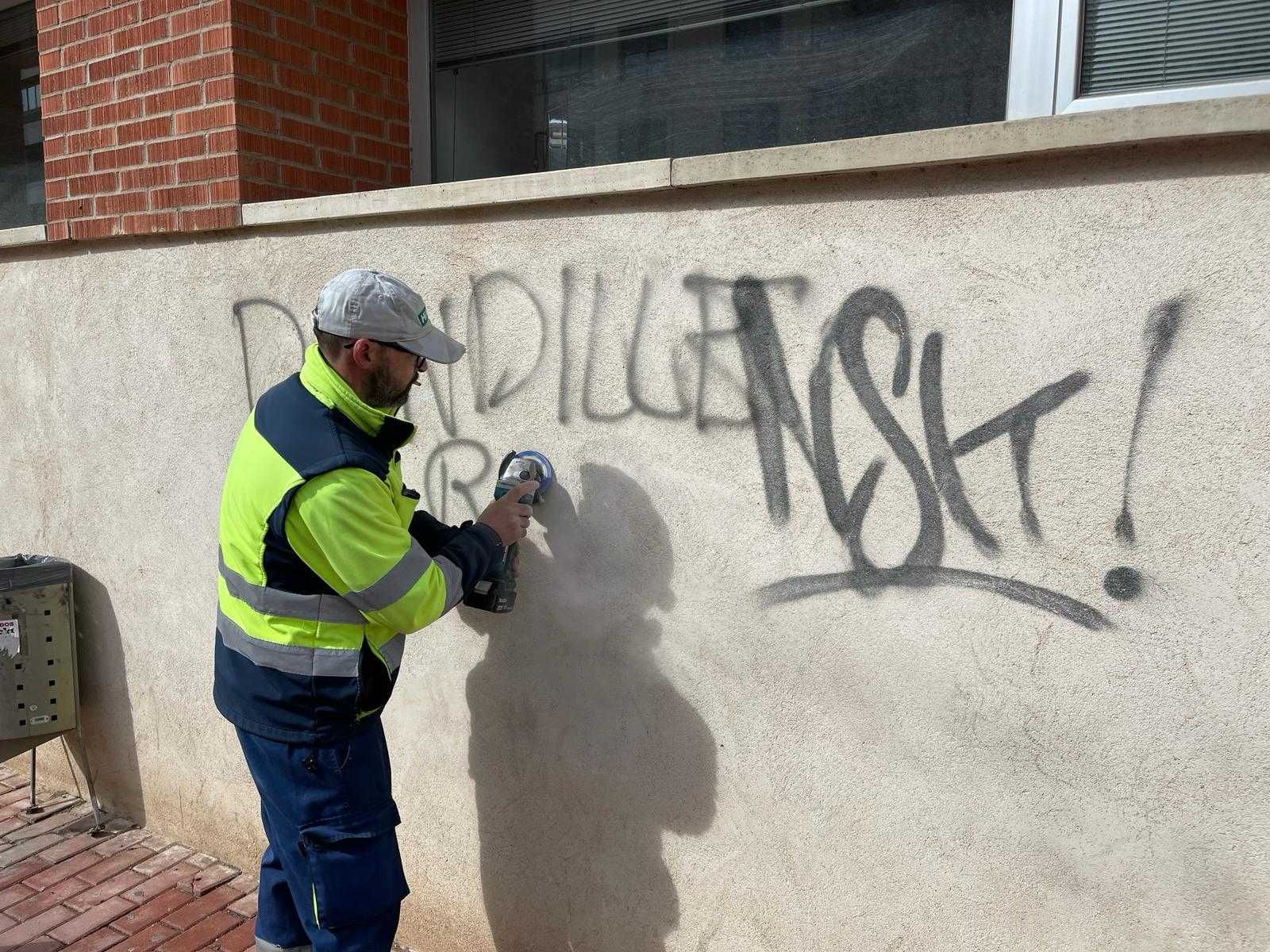 Eliminación de las pintadas en la fachada del Ayuntamiento de Benavente