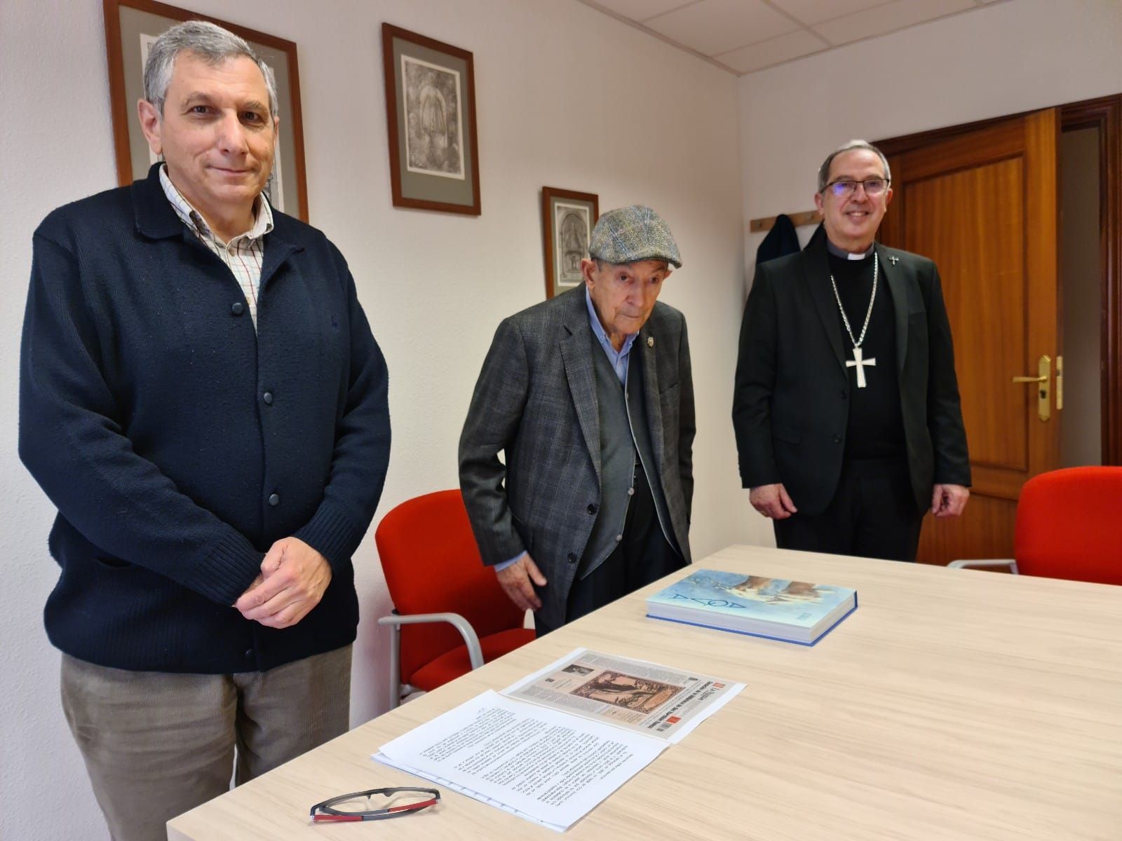Herminio Ramos dona parte de su biblioteca particular a la Diócesis. Archivo