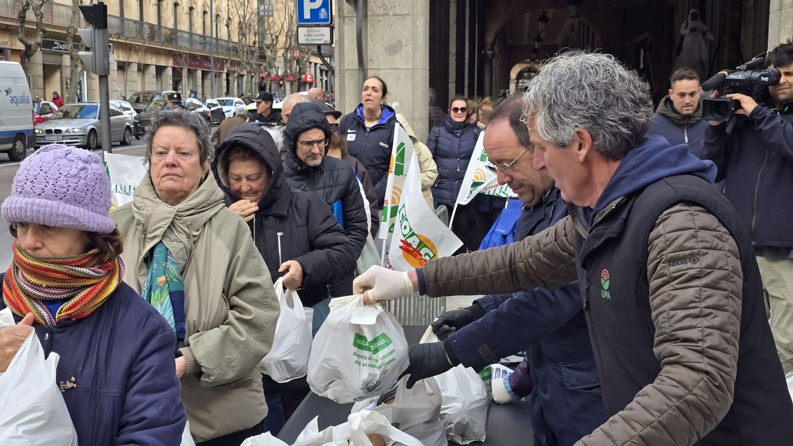 Reparto de 4.000 kg de patatas
