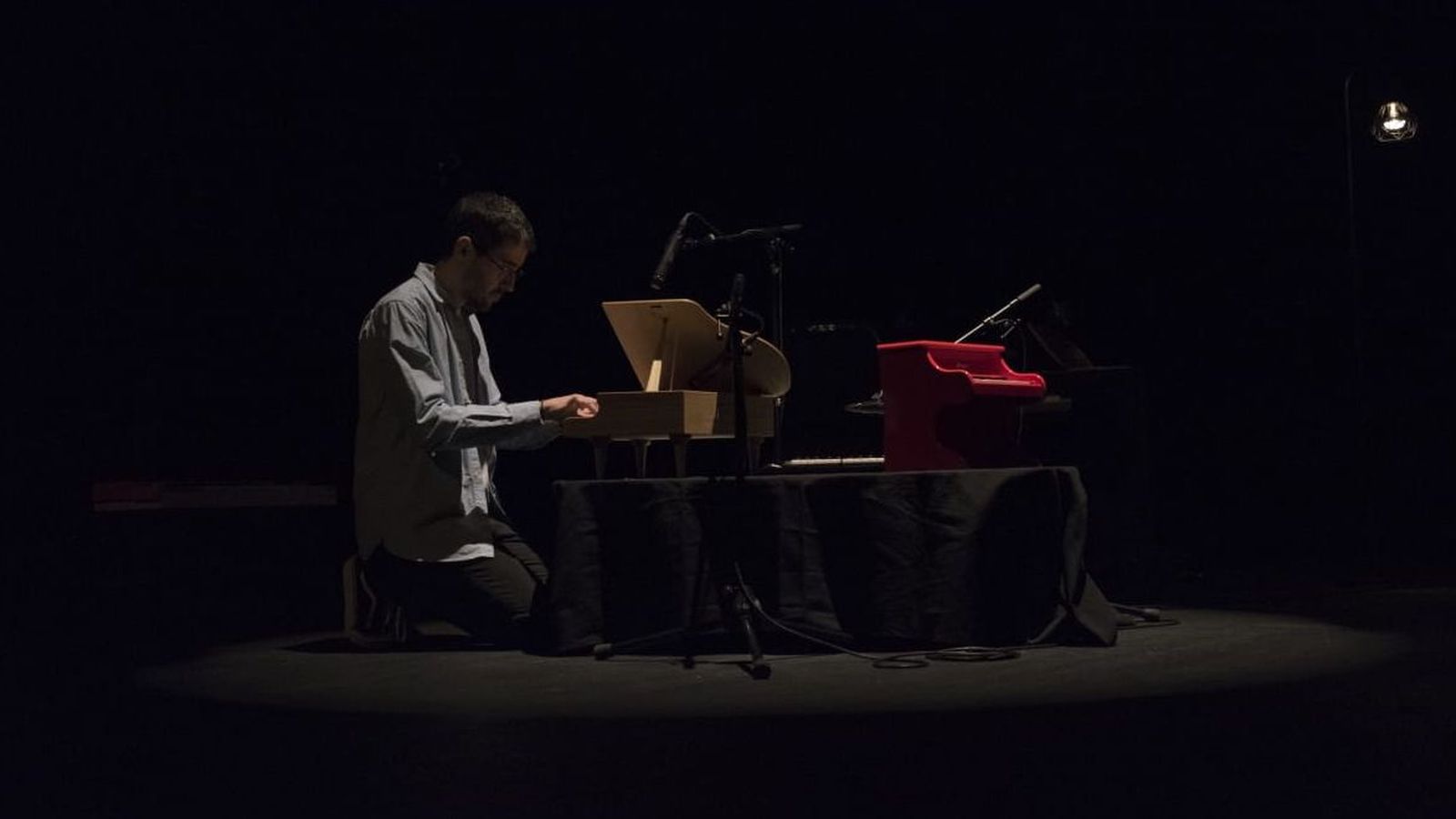 Vicente Urones demuestra su talento con diferentes tipos de piano sobre el escenario