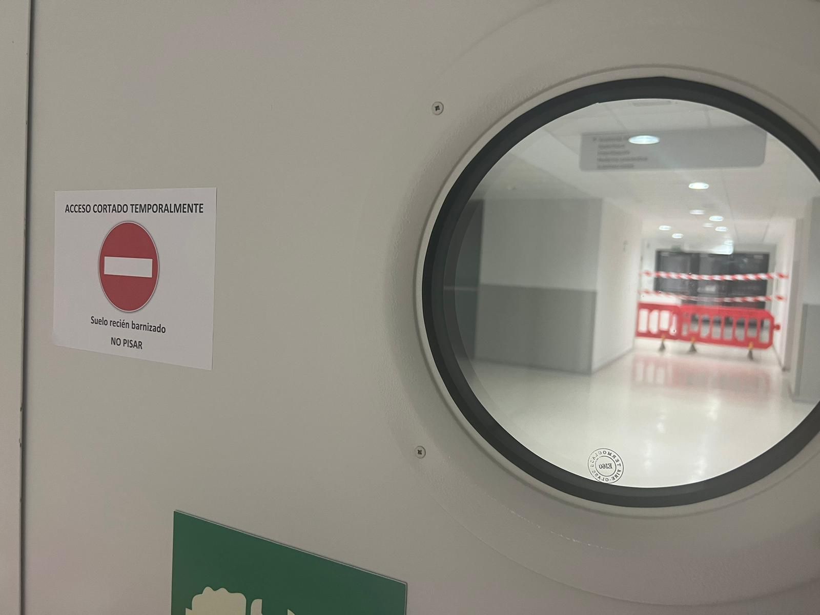 Cierran pasillos y puertas para encerar el Hospital de Salamanca