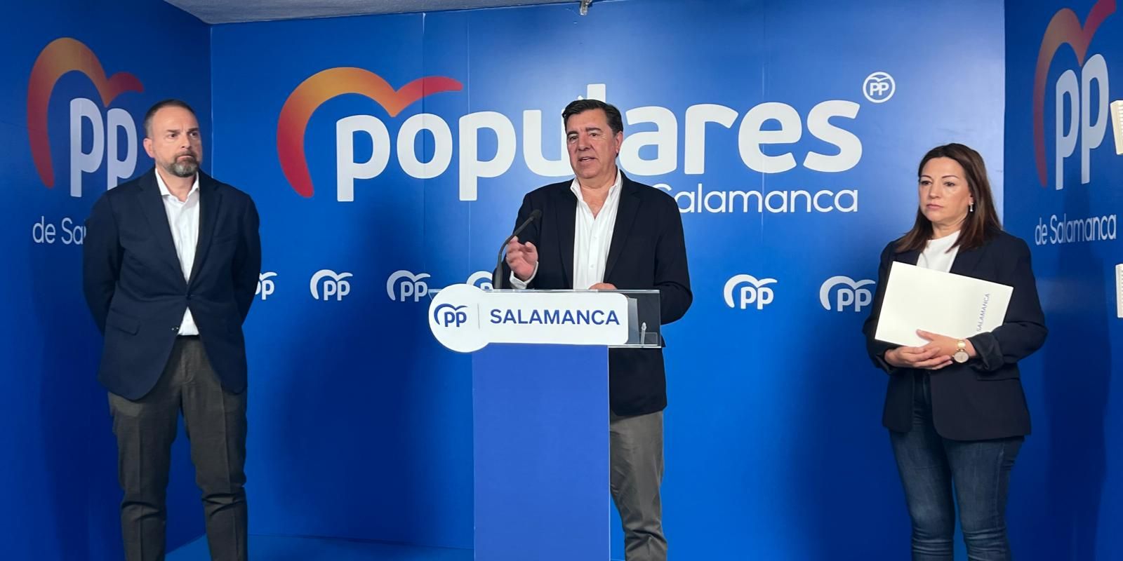 Bienvenido de Arriba y José Antonio Bermúdez de Castro en la sede del PP de Salamanca