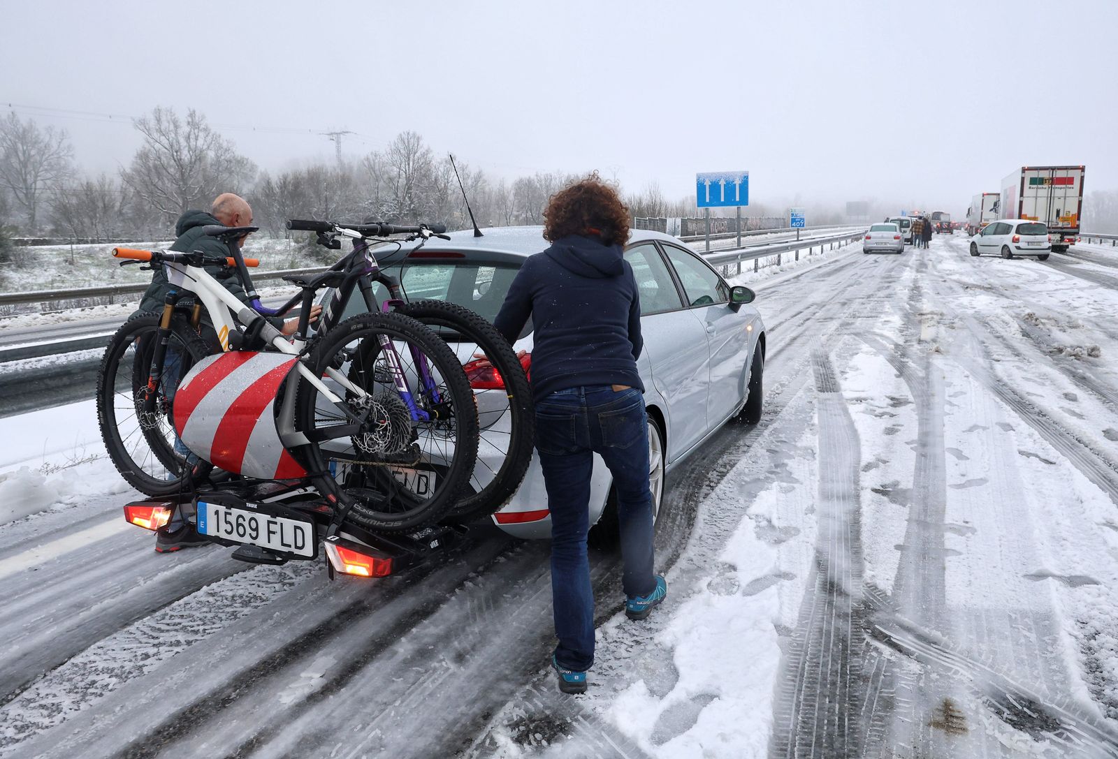 jose-vicente-ical-la-intensa-nevada-de-las-ultimas-horas-obliga-a-cerrar-al-trafico-la-autovia-de-la-ruta-de-la-plata-a-66-entre-sorihuela-y-vallejera-de-riofrio-salamanca-4