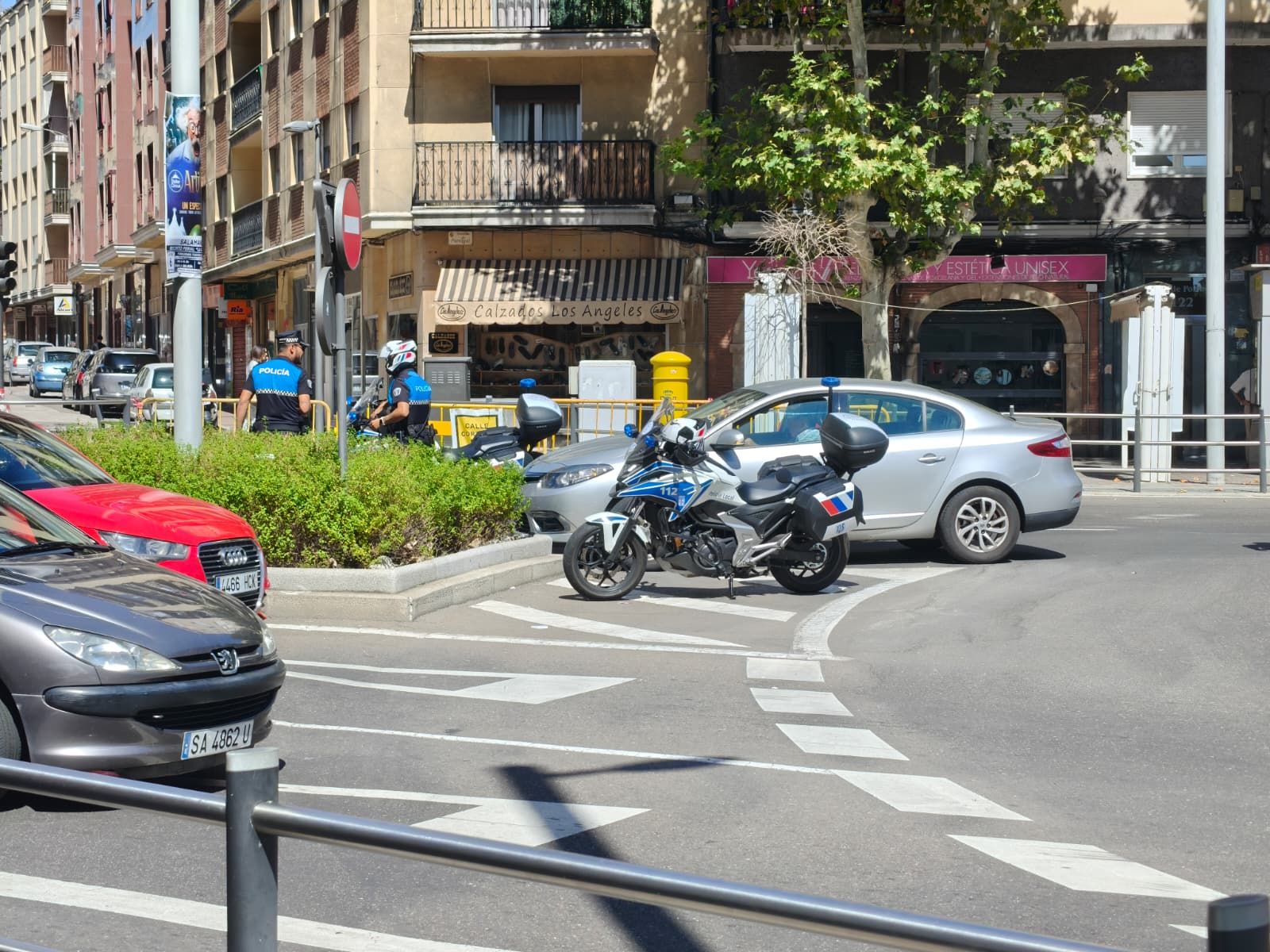 Colisión entre un turismo y una motocicleta en la avenida de Portugal