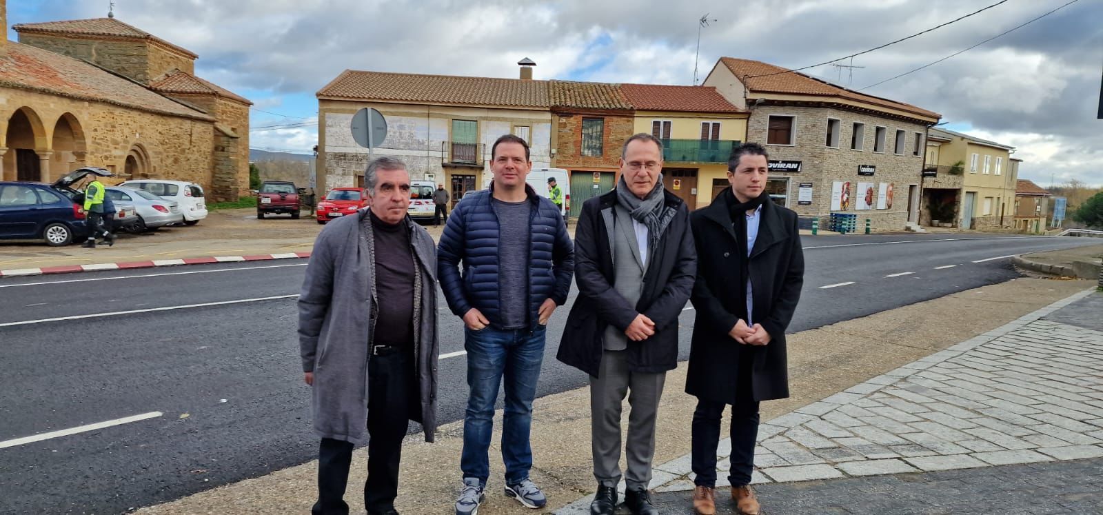 El subdelegado del Gobierno en Zamora, Ángel Blanco, junto con el jefe de la Unidad de Carreteras en Zamora, Adolfo Güell, el jefe de obra de la Unidad de Carreteras, Guillermo Vicente, y el alcalde de la localidad de Tábara, han visitado este lunes el tramo de obras perteneciente a la primera fase de rehabilitación de la N-631.