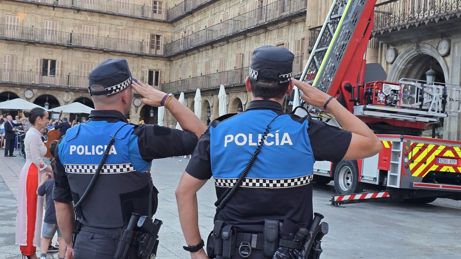 El alcalde de Salamanca, Carlos García Carbayo, y miembros de la Corporación Municipal asisten al tradicional acto de colocación de La Mariseca