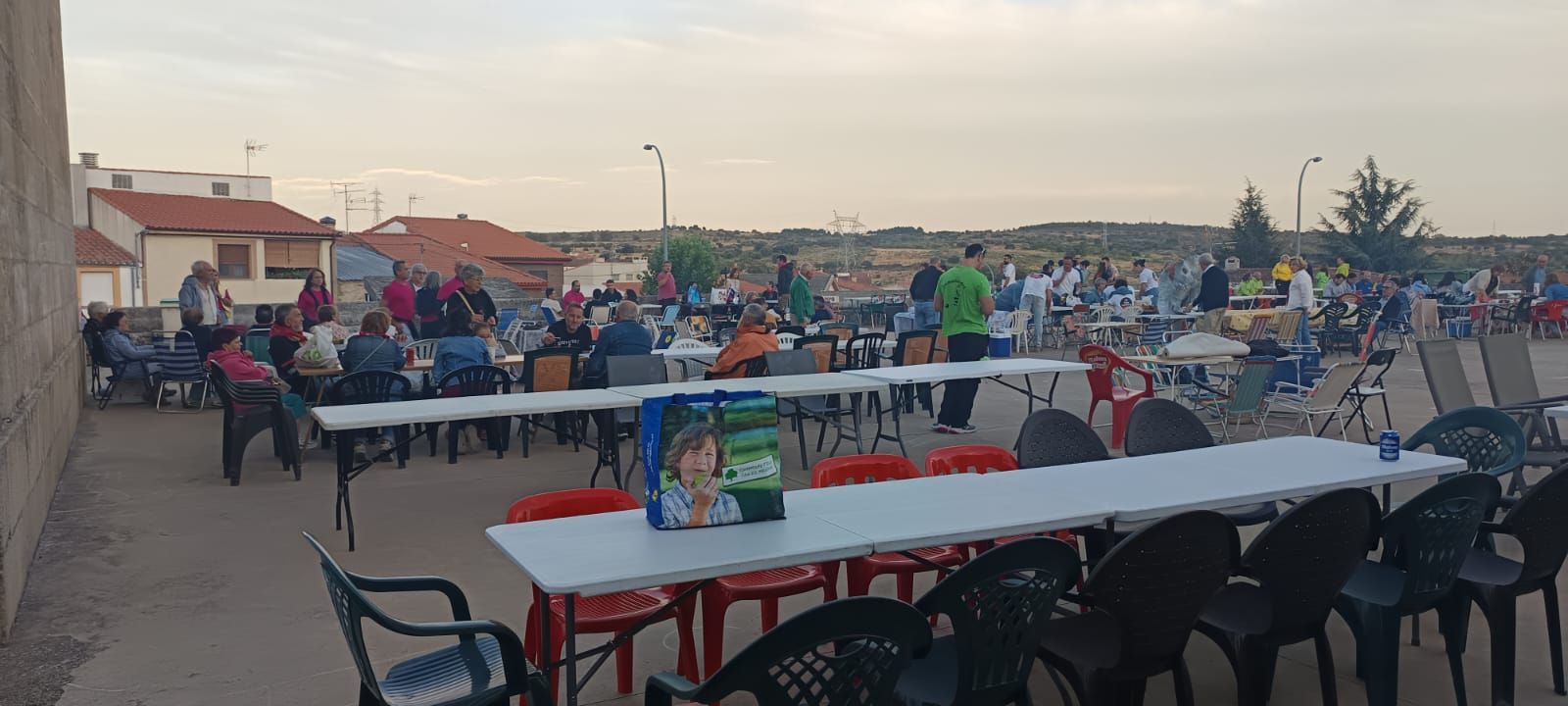 Los vecinos de Pereña de la Ribera se van de cena popular